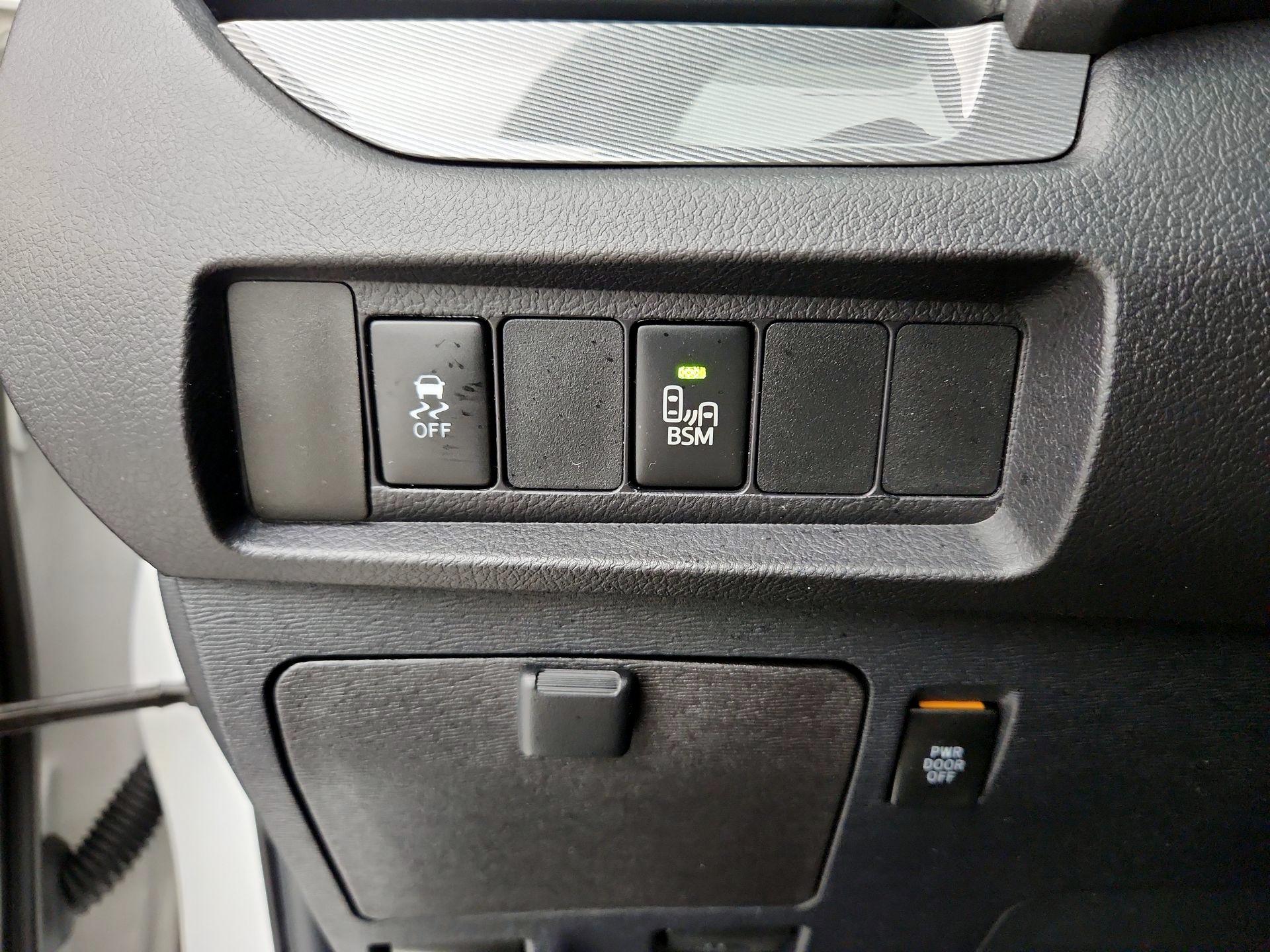 Thumbnail: 2017 Toyota Sienna - 13