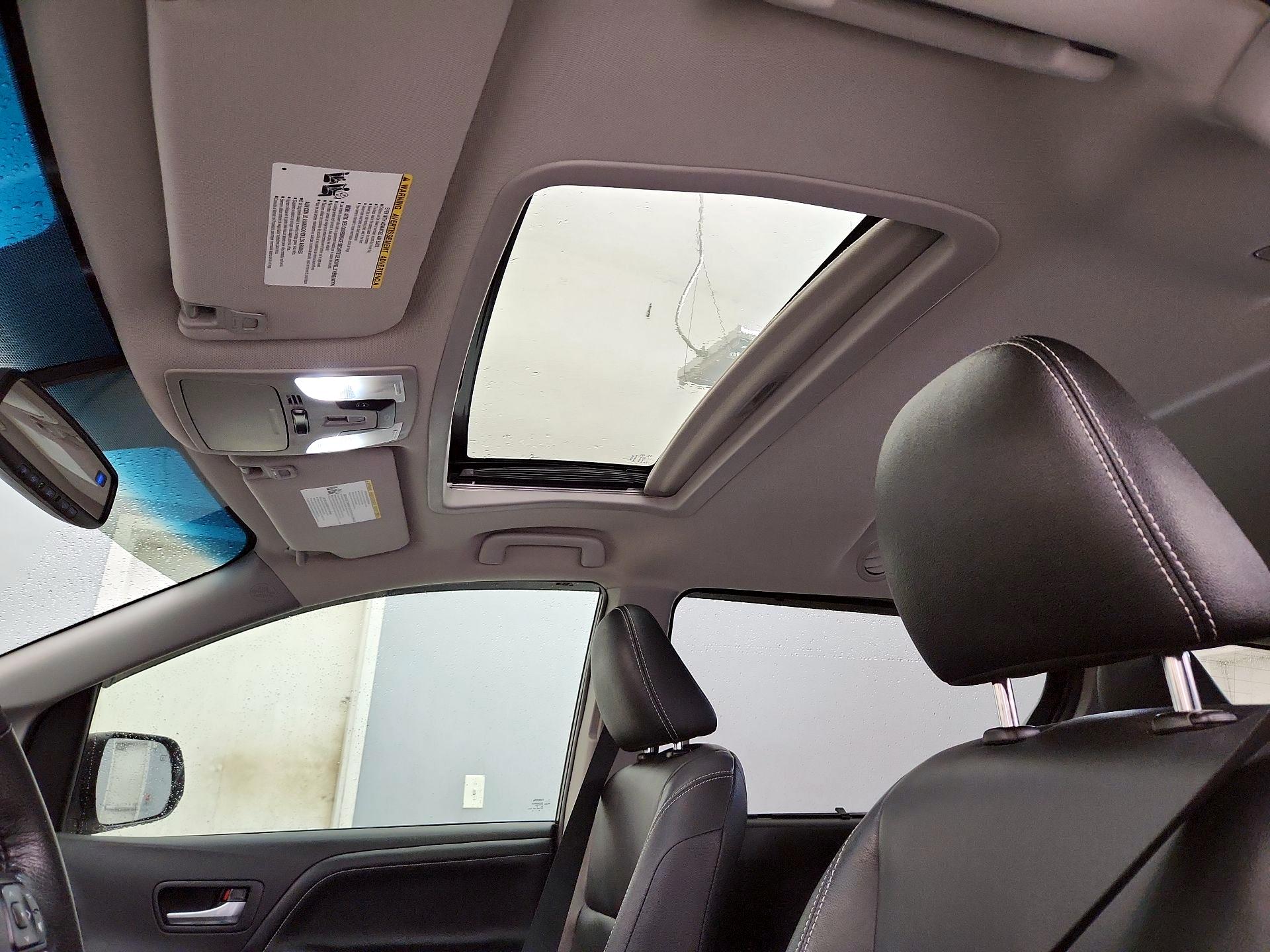 Thumbnail: 2017 Toyota Sienna - 19