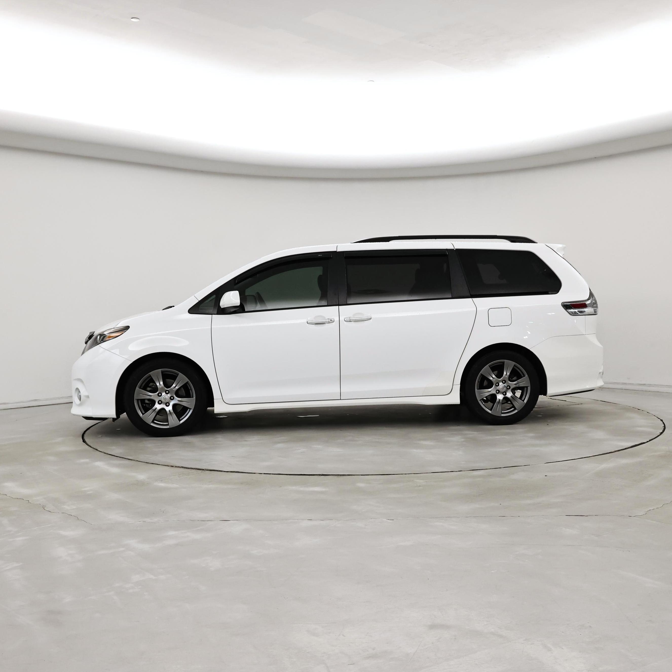 Thumbnail: 2017 Toyota Sienna - 3