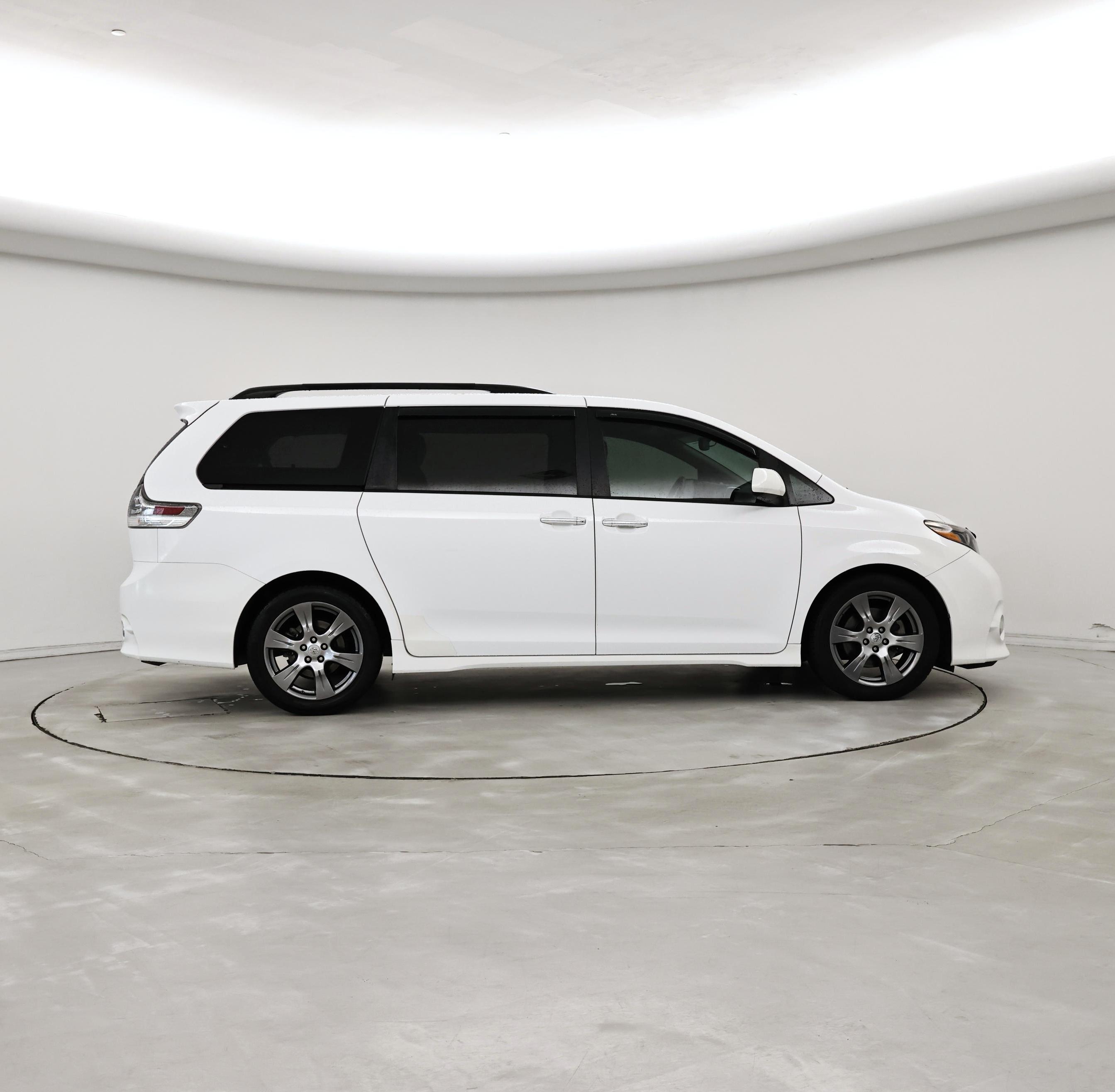 Thumbnail: 2017 Toyota Sienna - 7