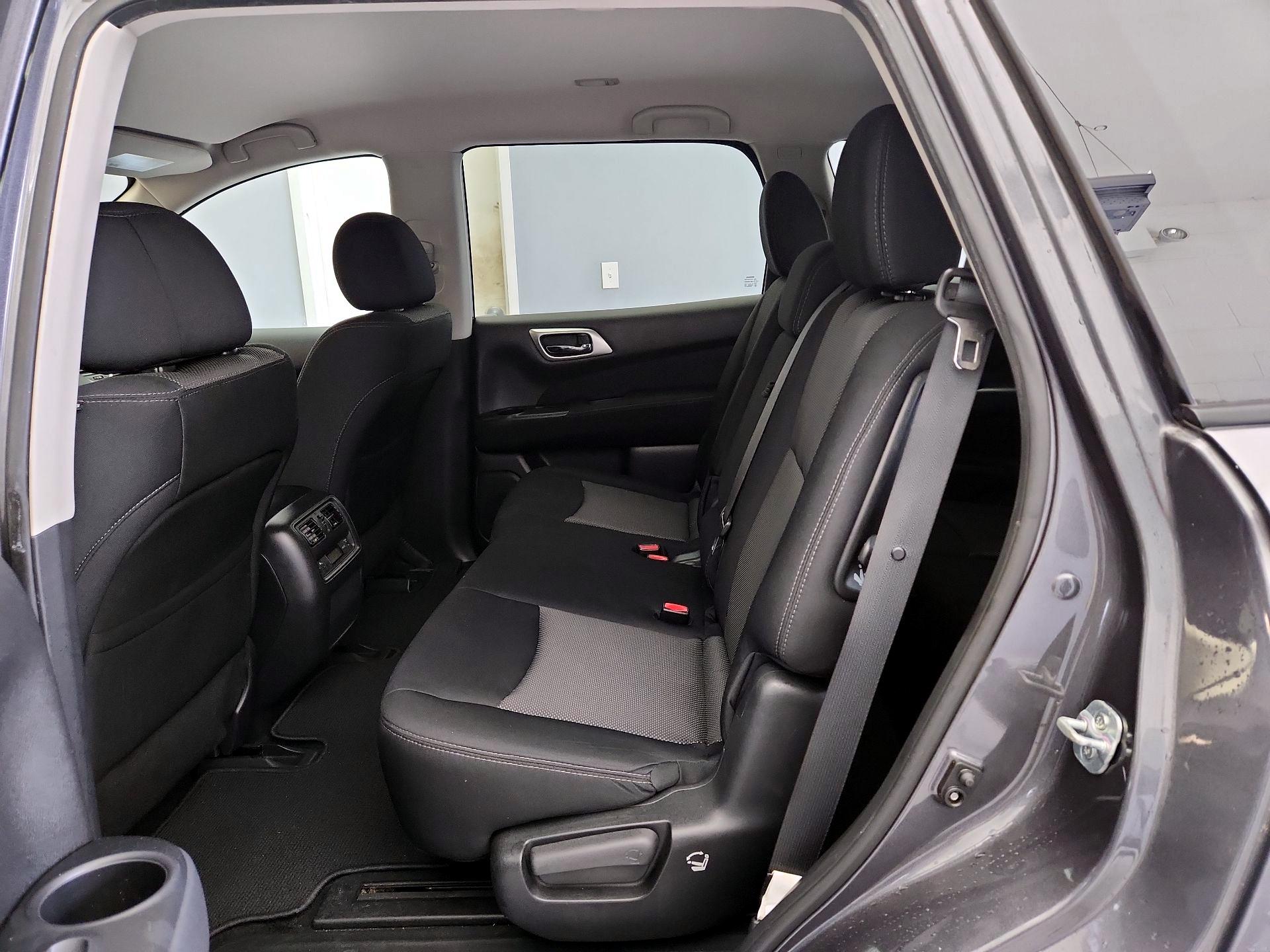Thumbnail: 2017 Nissan Pathfinder - 18
