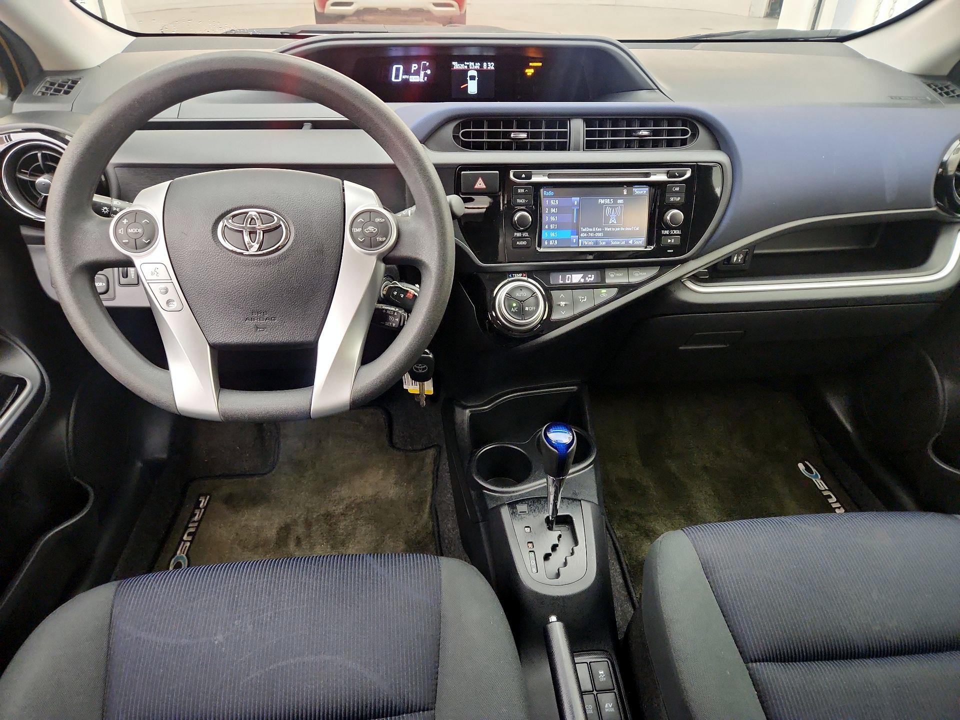 Thumbnail: 2016 Toyota Prius c - 9