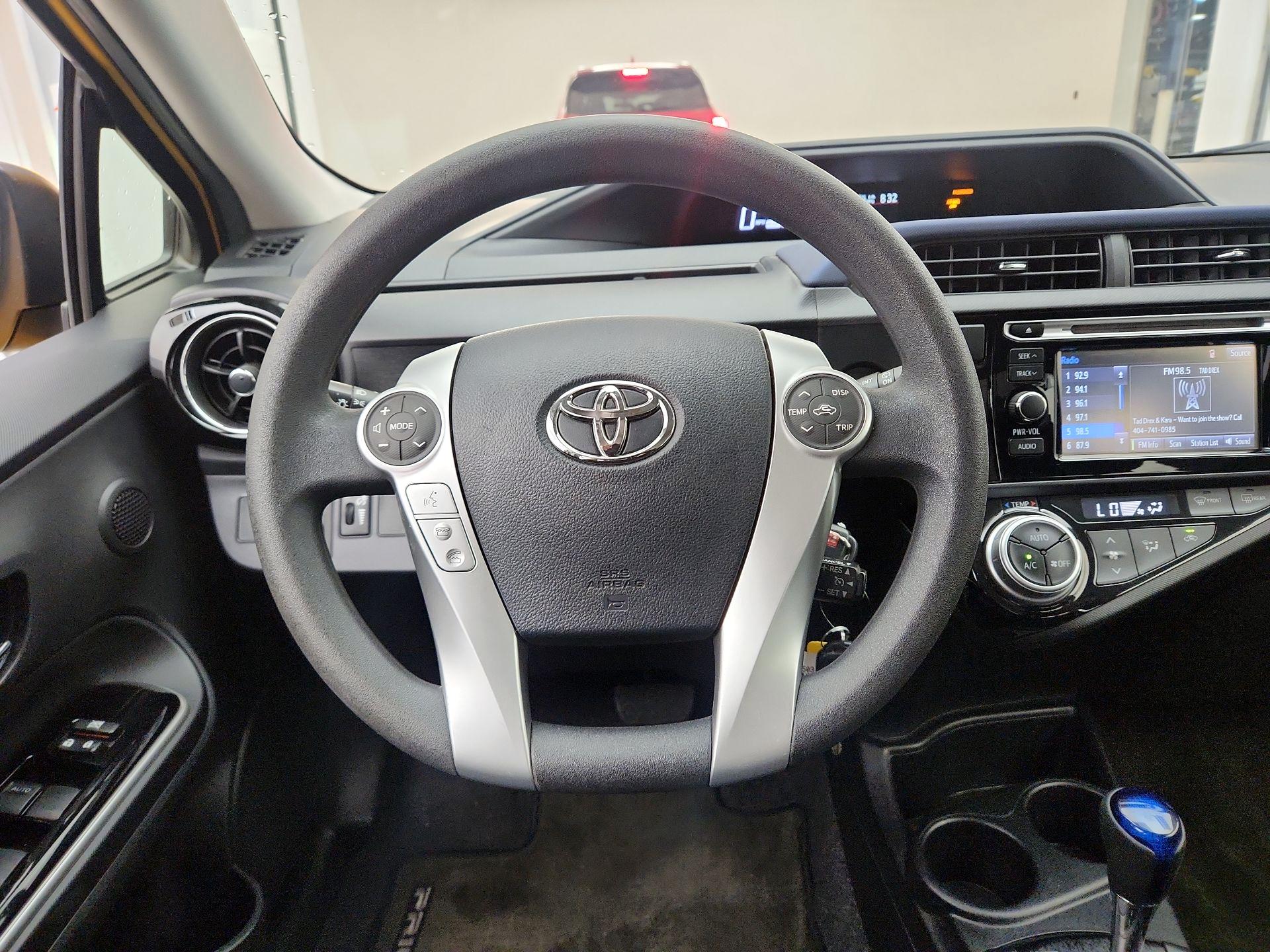 Thumbnail: 2016 Toyota Prius c - 10