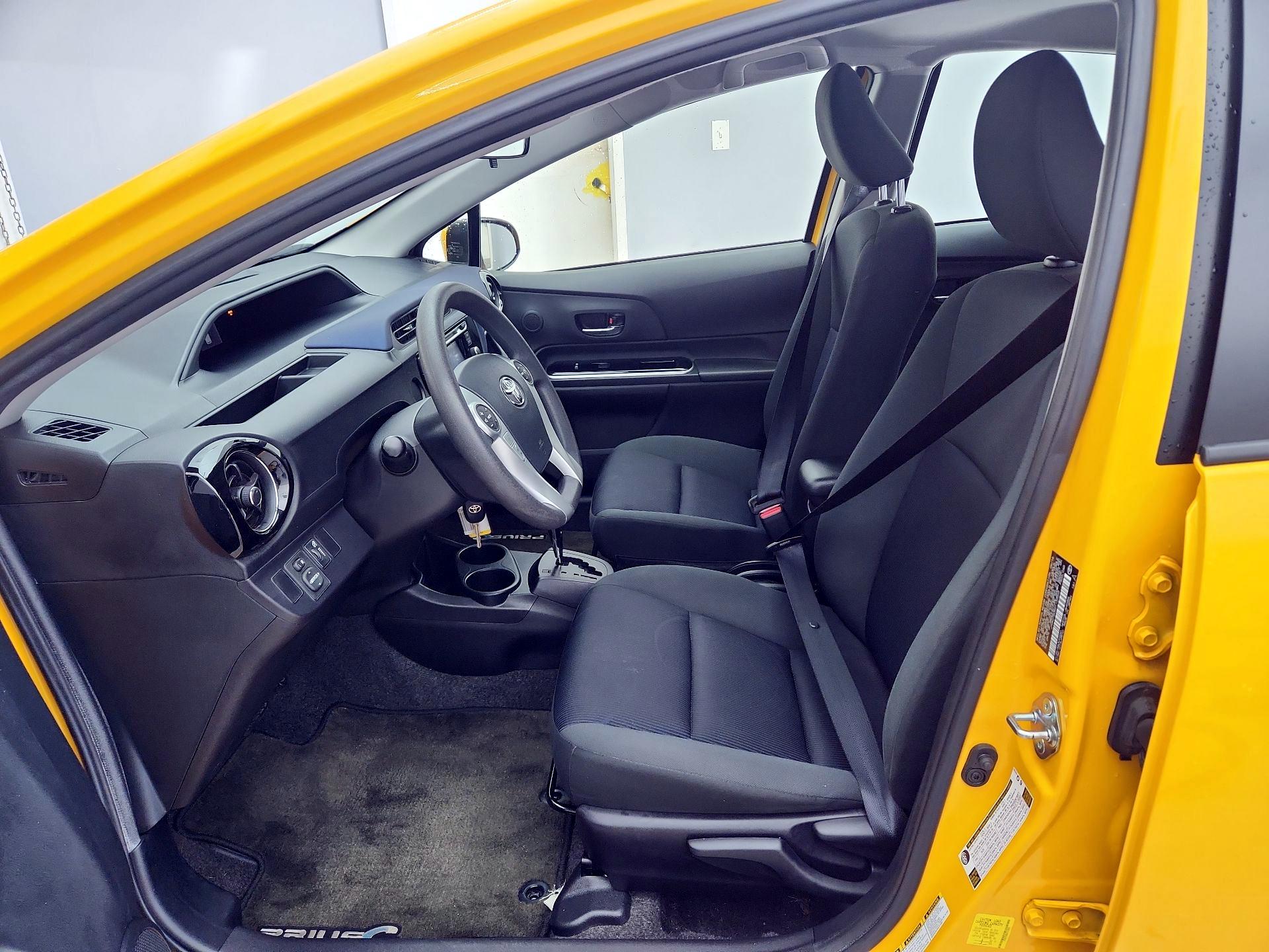 Thumbnail: 2016 Toyota Prius c - 11