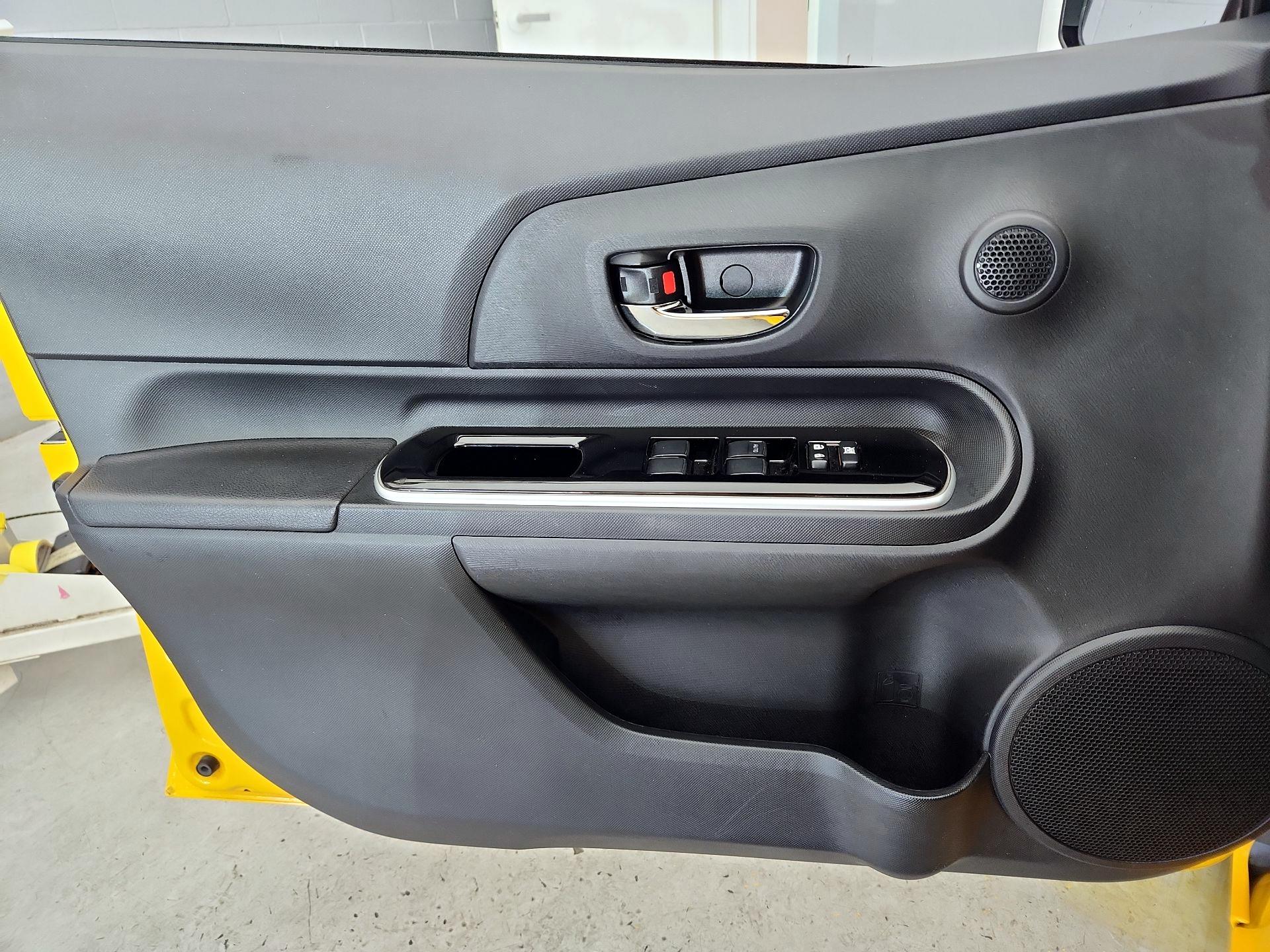 Thumbnail: 2016 Toyota Prius c - 12