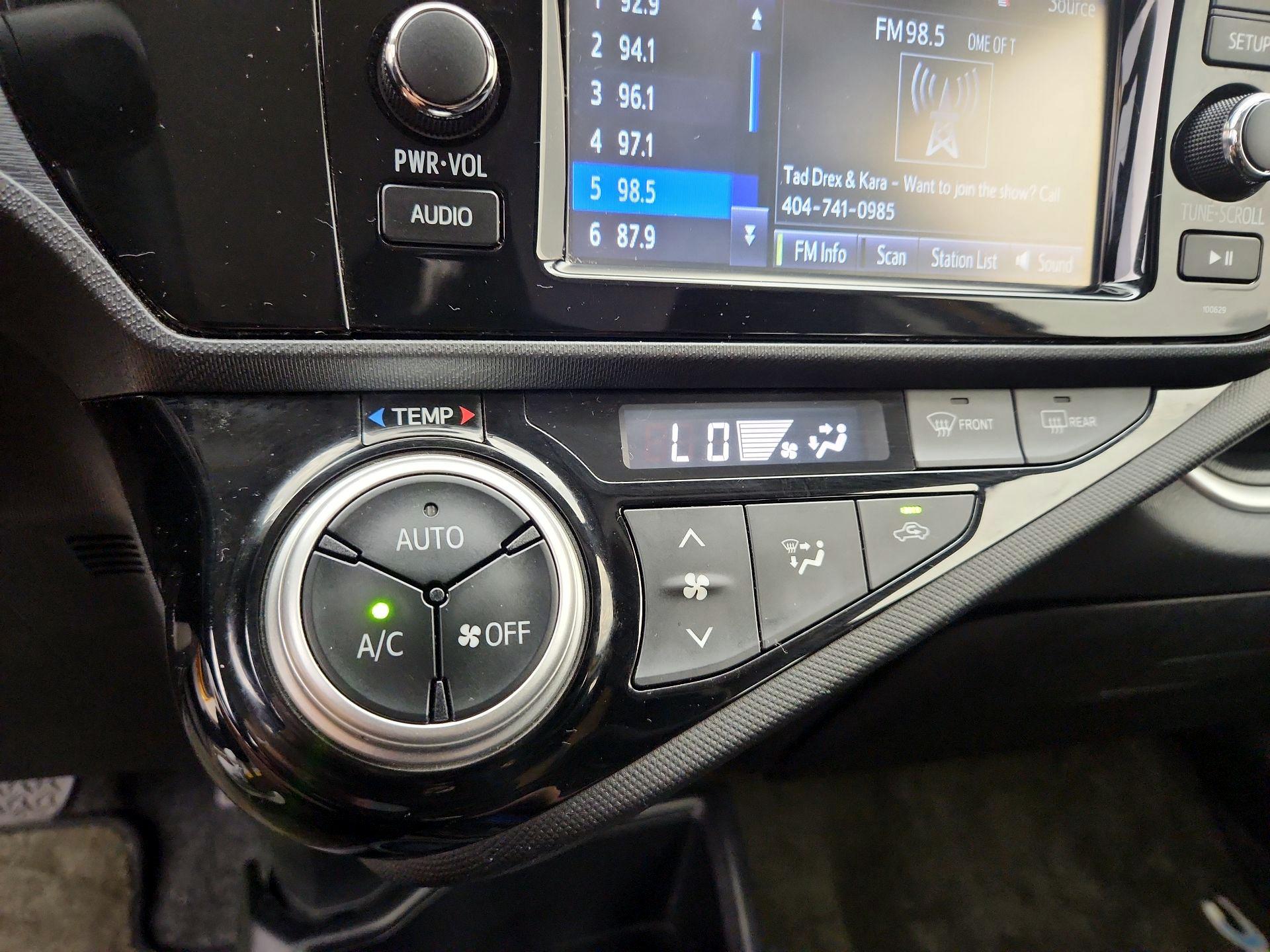Thumbnail: 2016 Toyota Prius c - 15