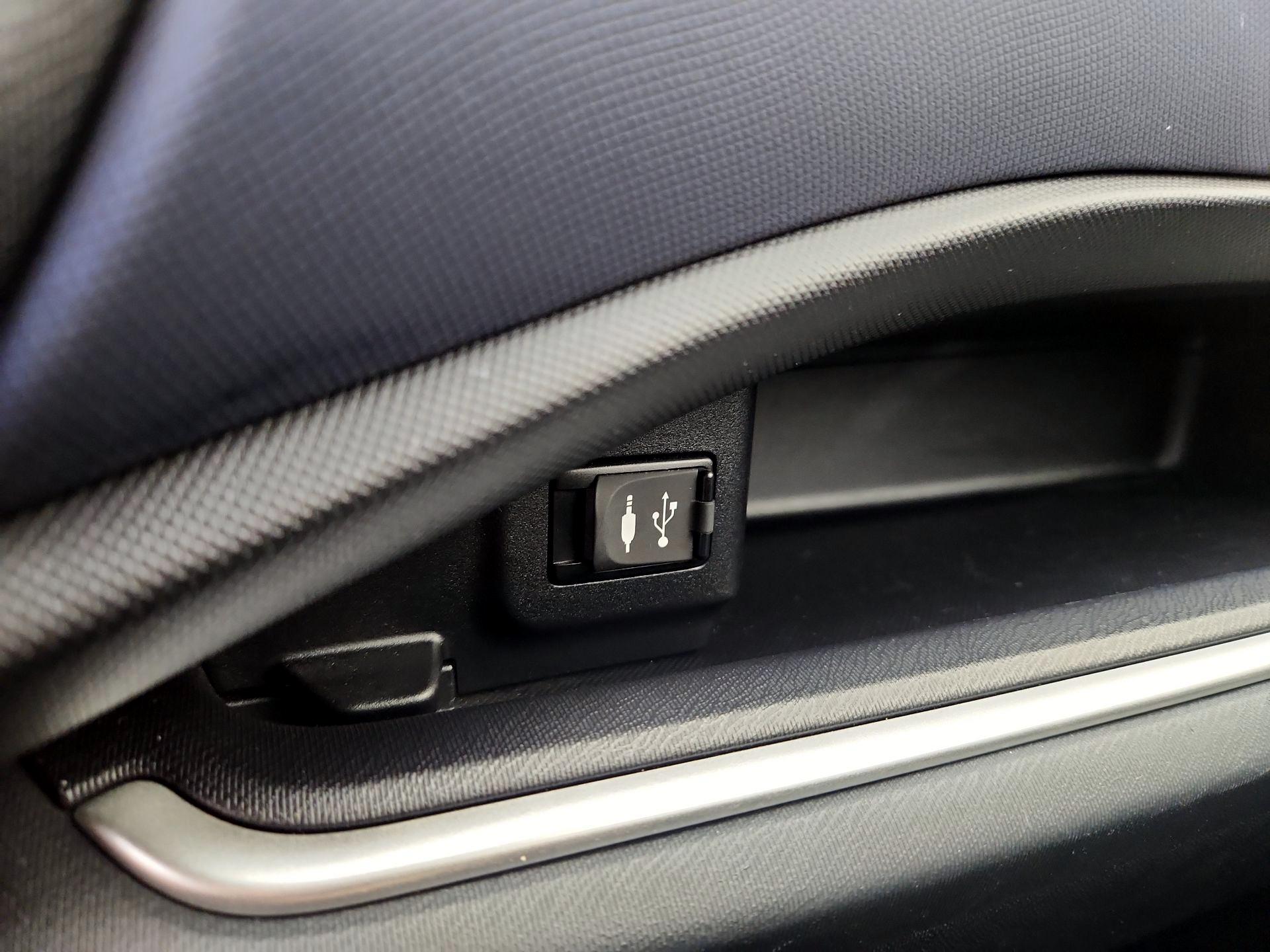 Thumbnail: 2016 Toyota Prius c - 17