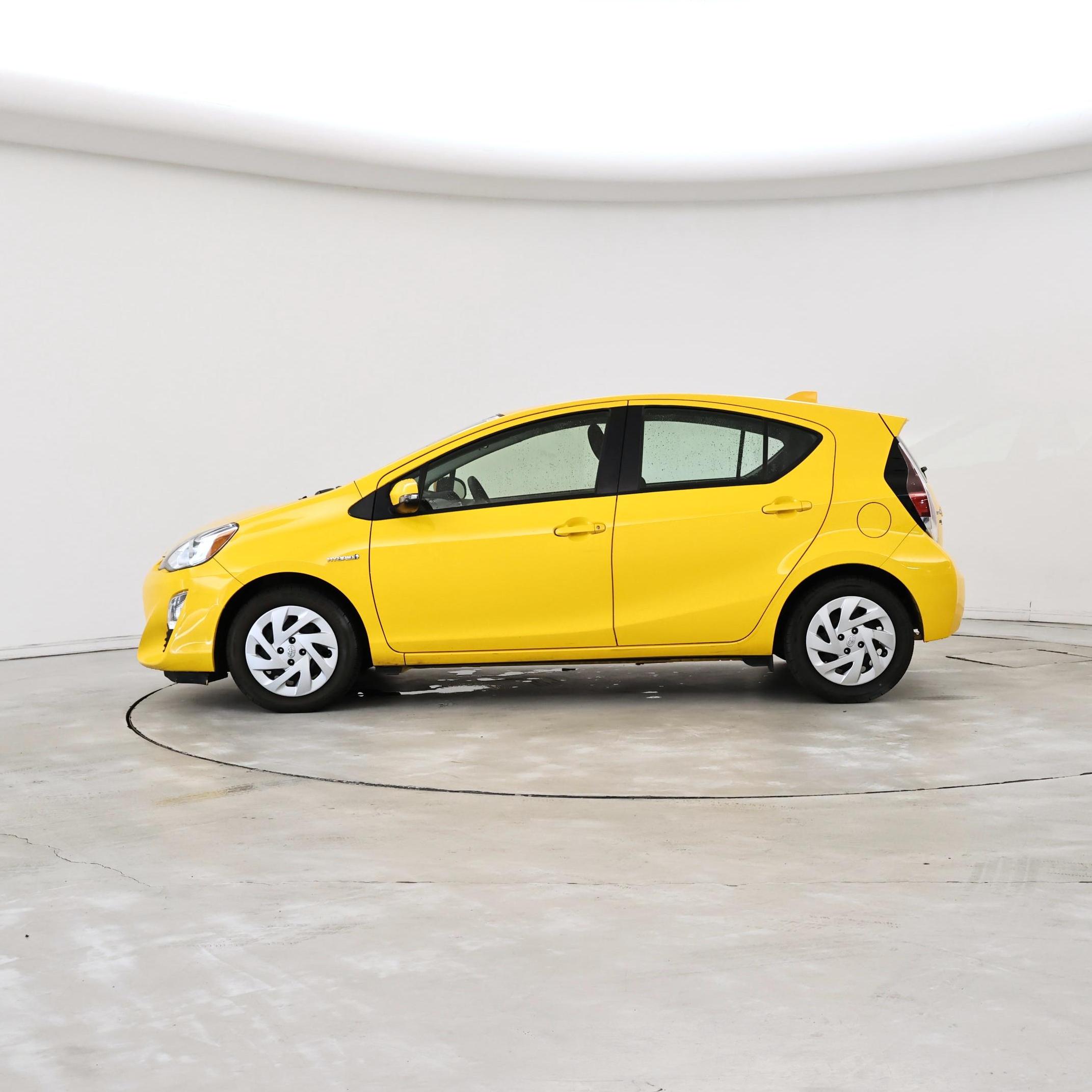 Thumbnail: 2016 Toyota Prius c - 3