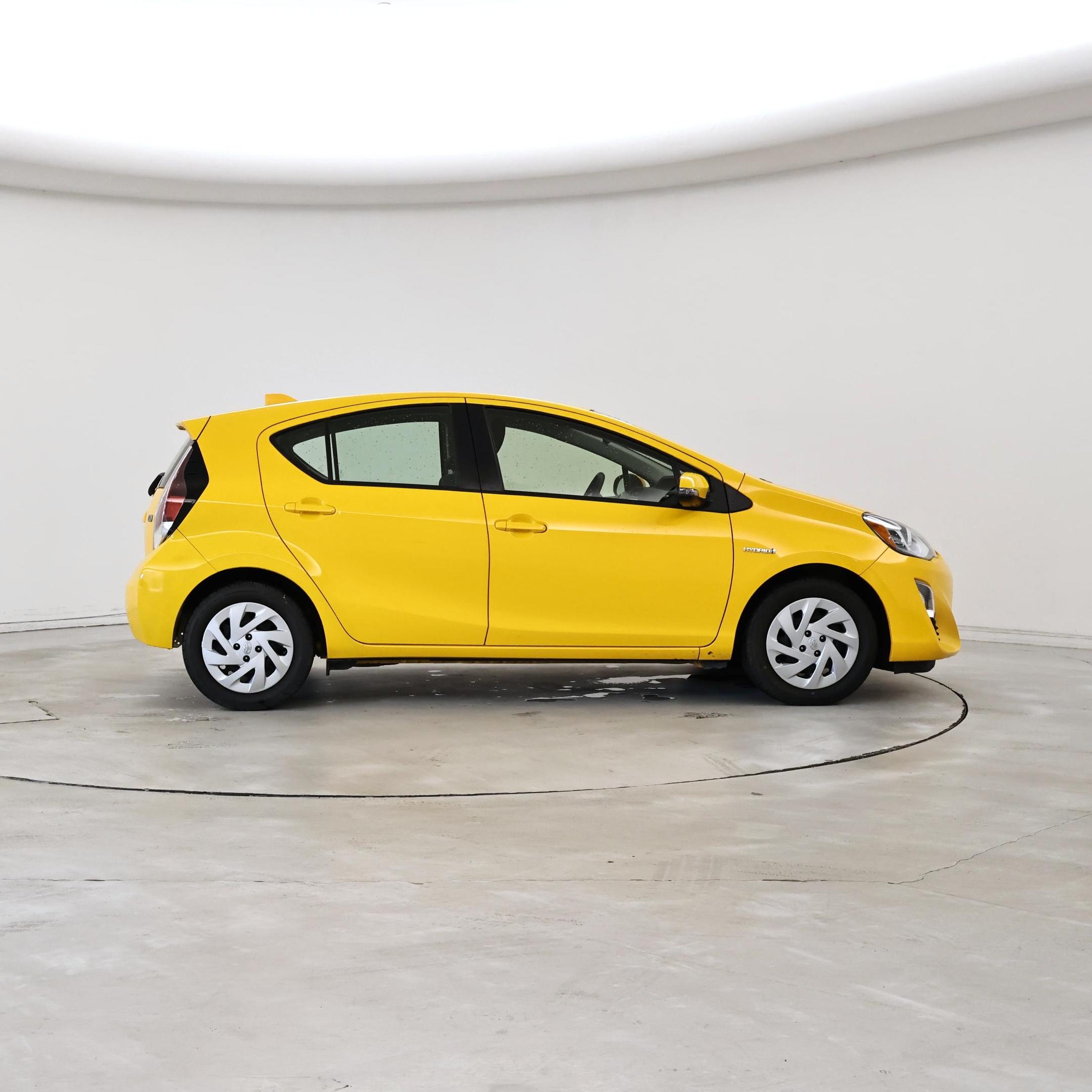 Thumbnail: 2016 Toyota Prius c - 7