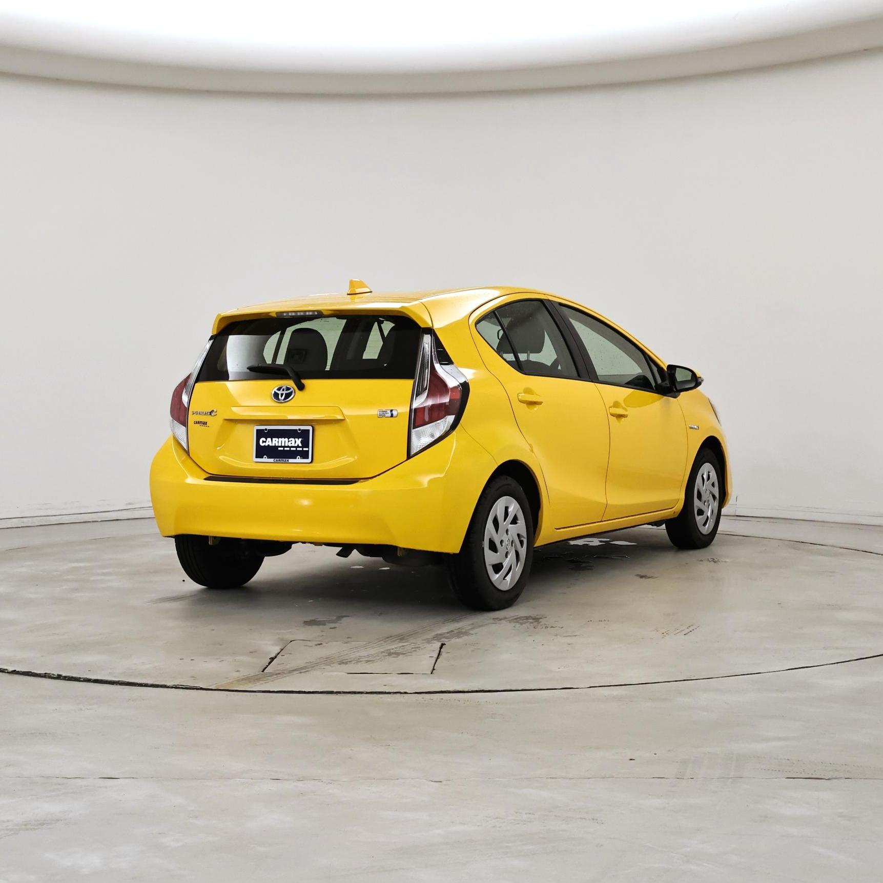 Thumbnail: 2016 Toyota Prius c - 8