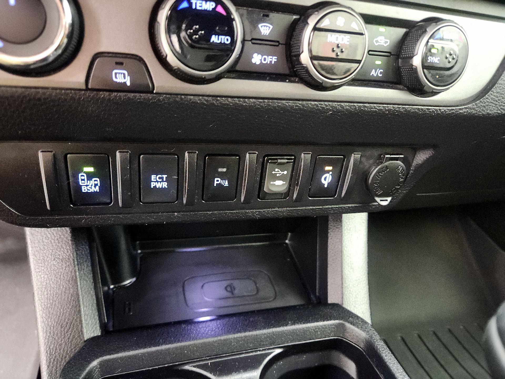 Thumbnail: 2016 Toyota Tacoma - 18