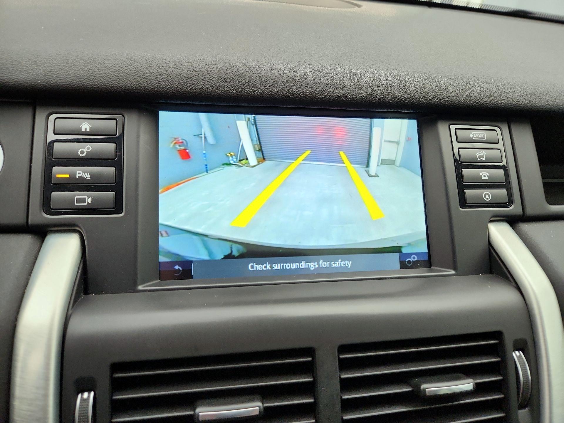 Thumbnail: 2019 Land Rover Discovery Sport - 15