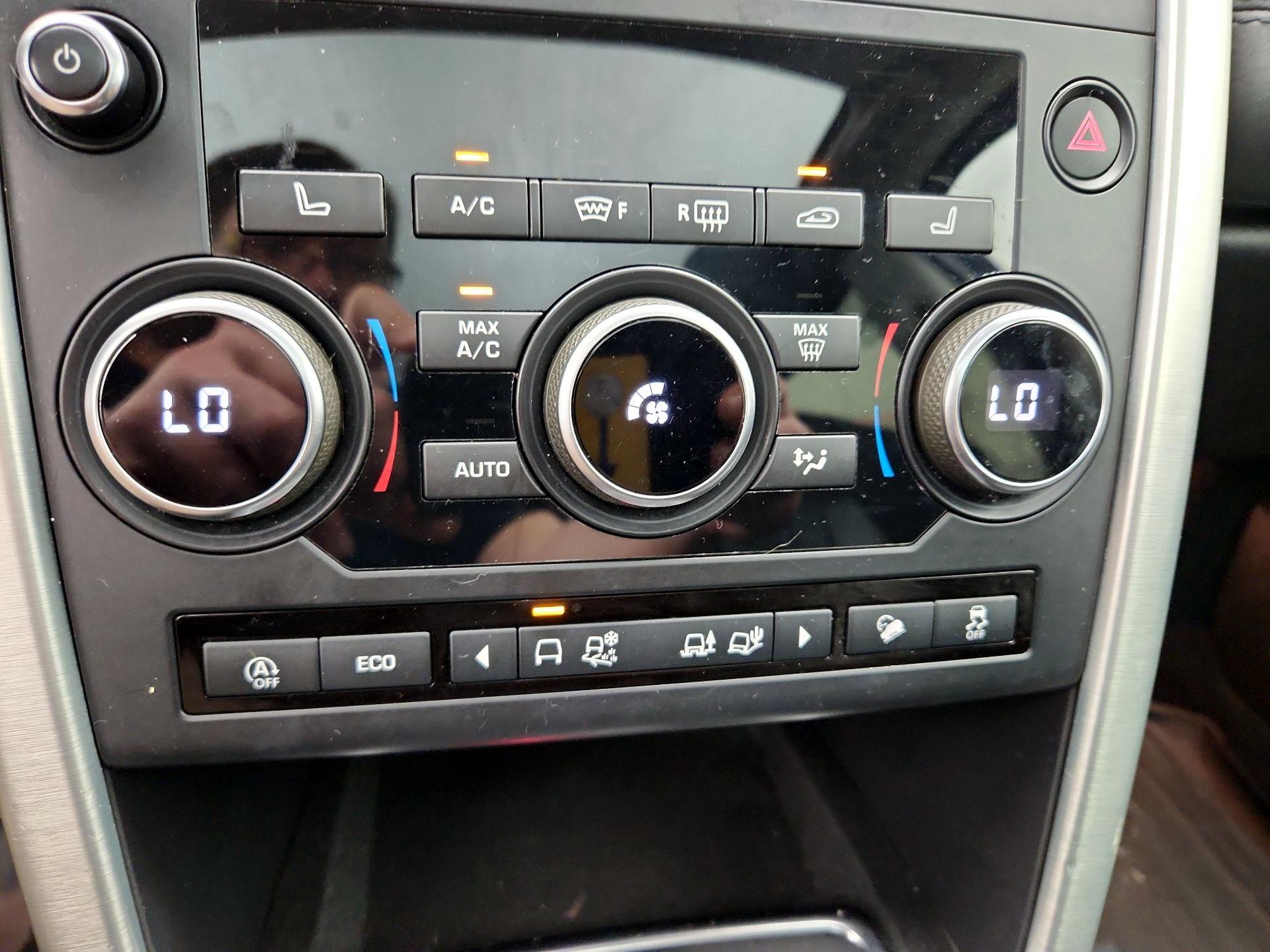 Thumbnail: 2019 Land Rover Discovery Sport - 17