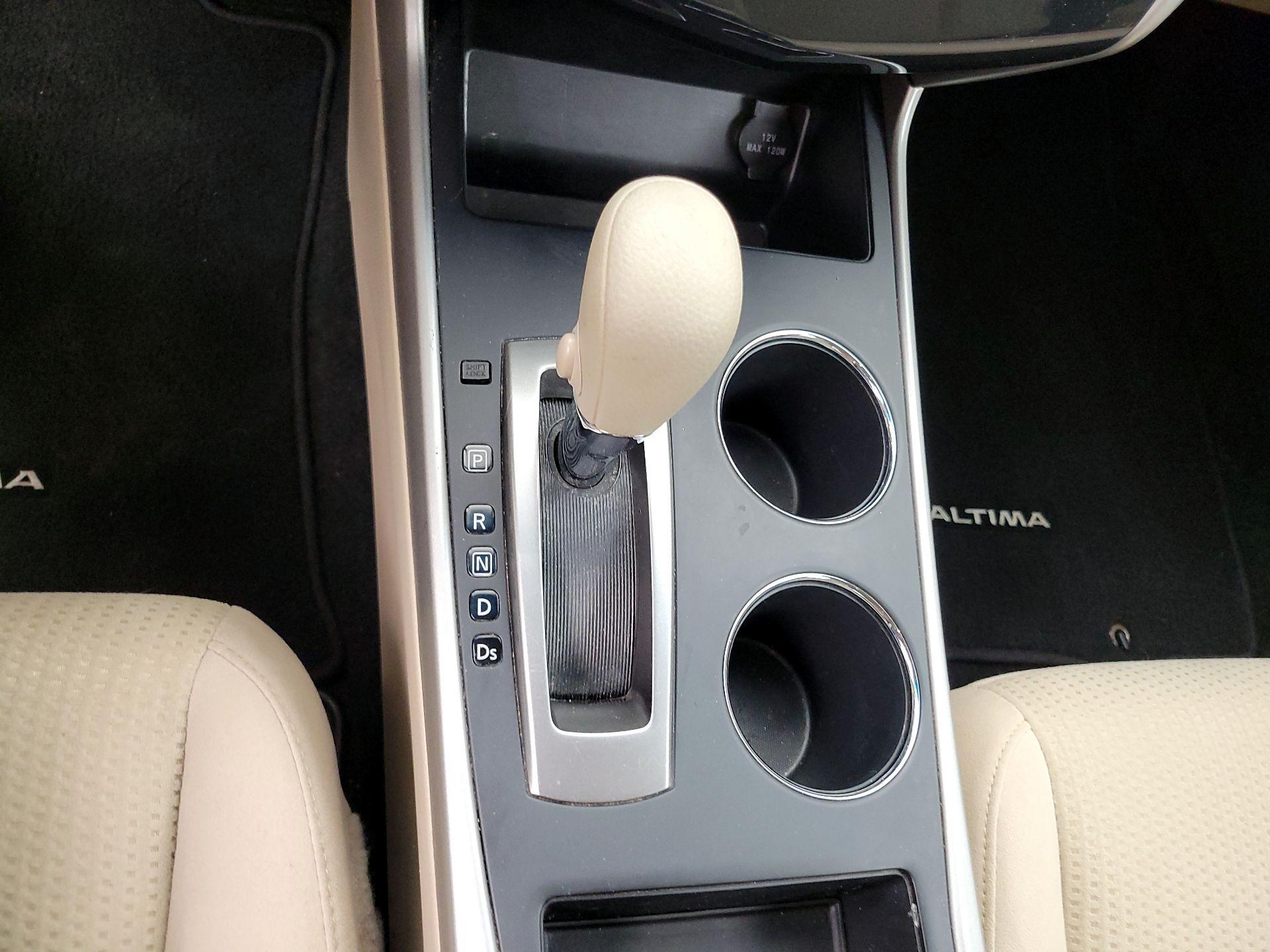Thumbnail: 2015 Nissan Altima - 16