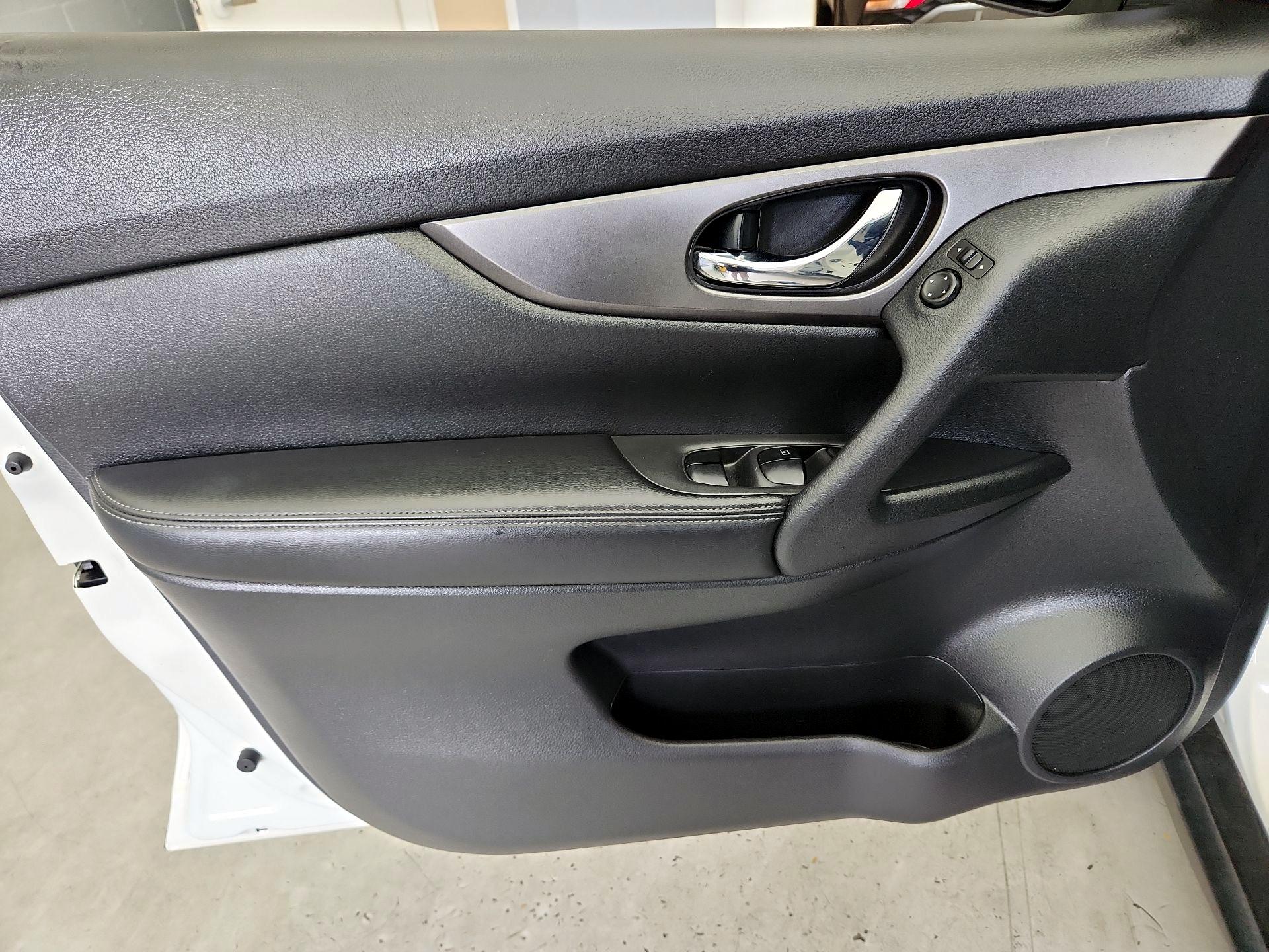 Thumbnail: 2016 Nissan Rogue - 10
