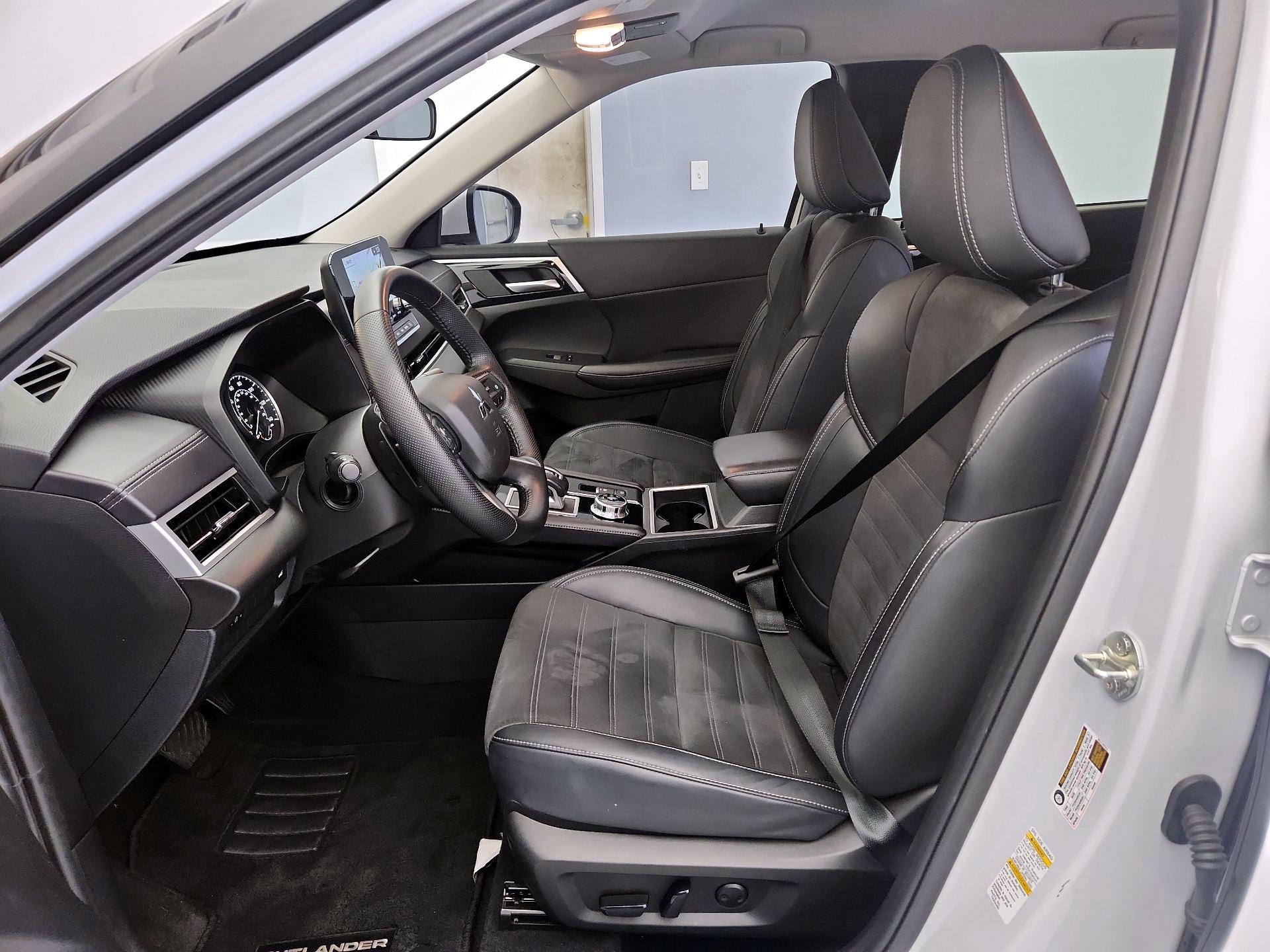Thumbnail: 2024 Mitsubishi Outlander - 11