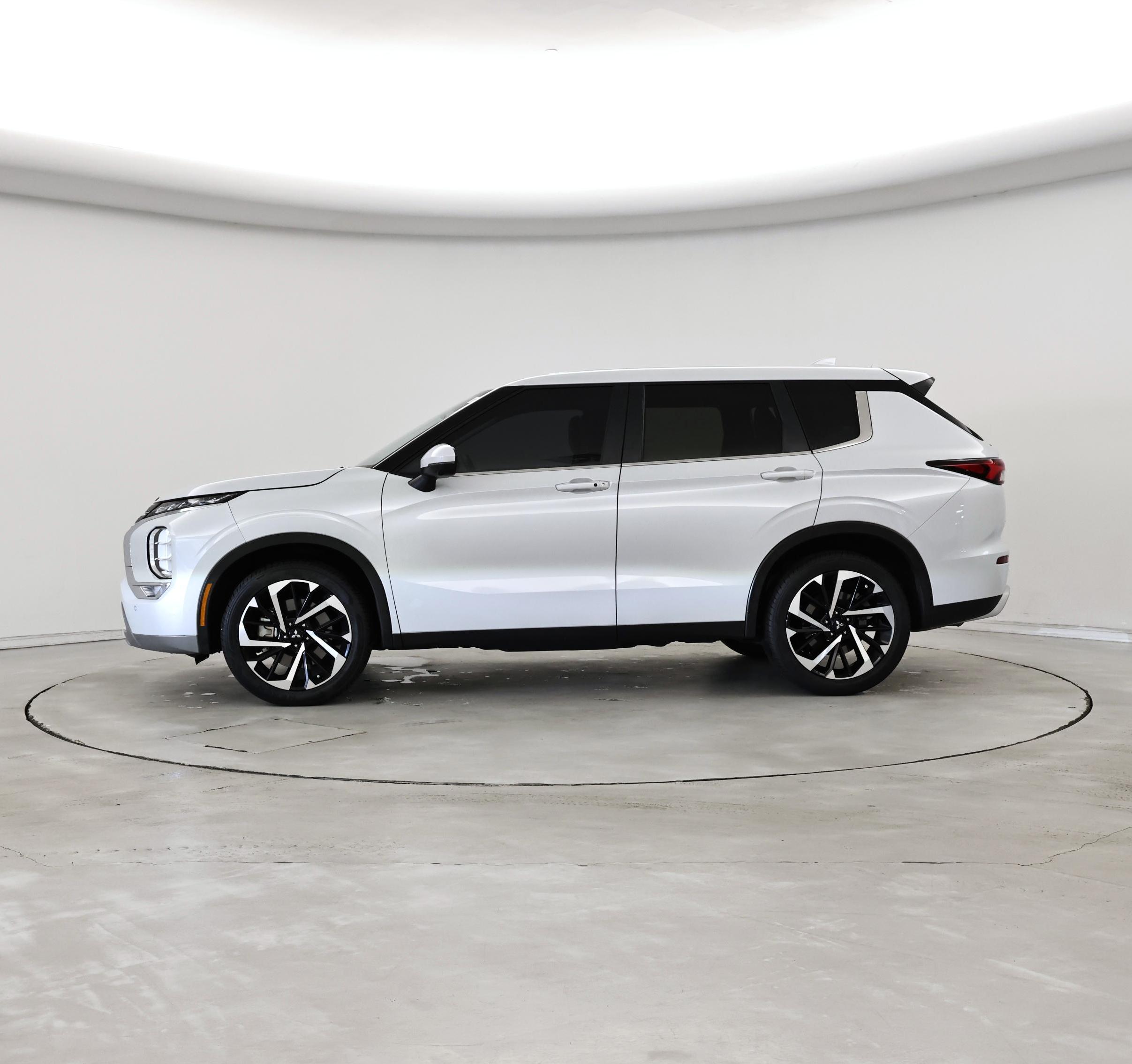Thumbnail: 2024 Mitsubishi Outlander - 3