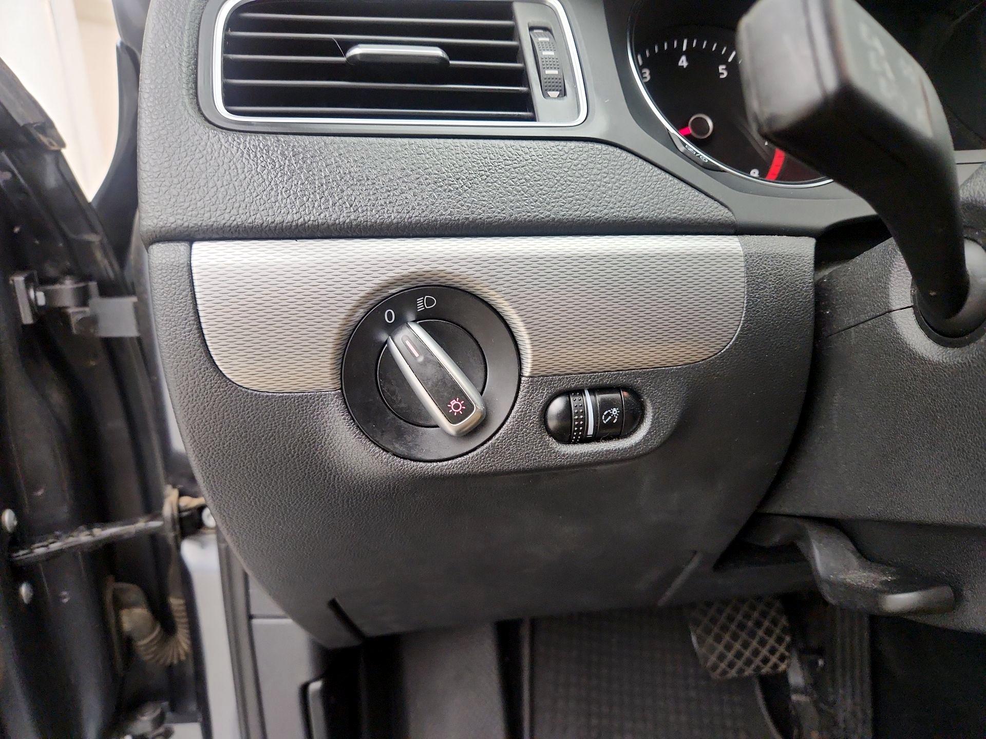 Thumbnail: 2015 Volkswagen Jetta - 13