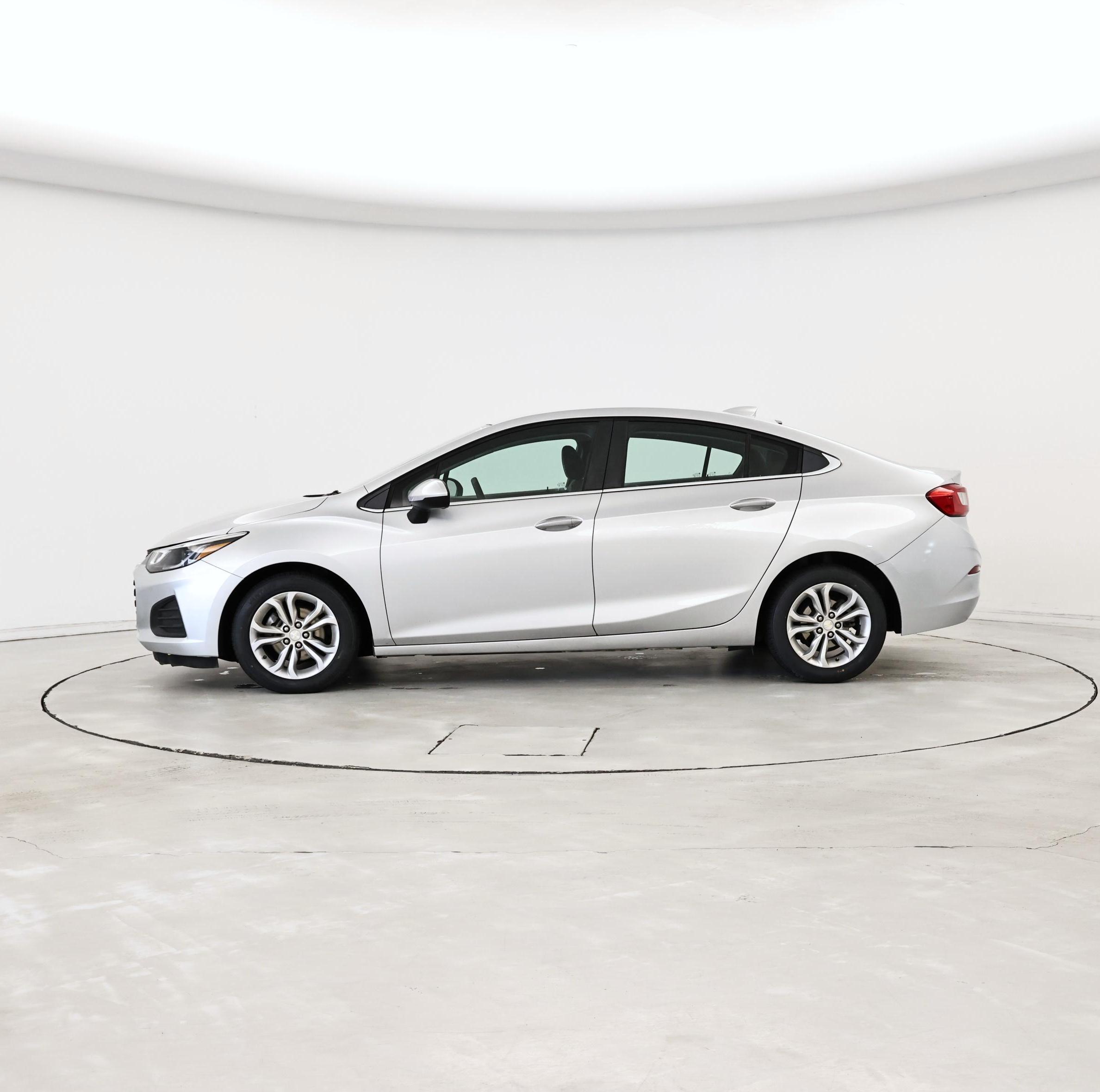 Thumbnail: 2019 Chevrolet Cruze - 3