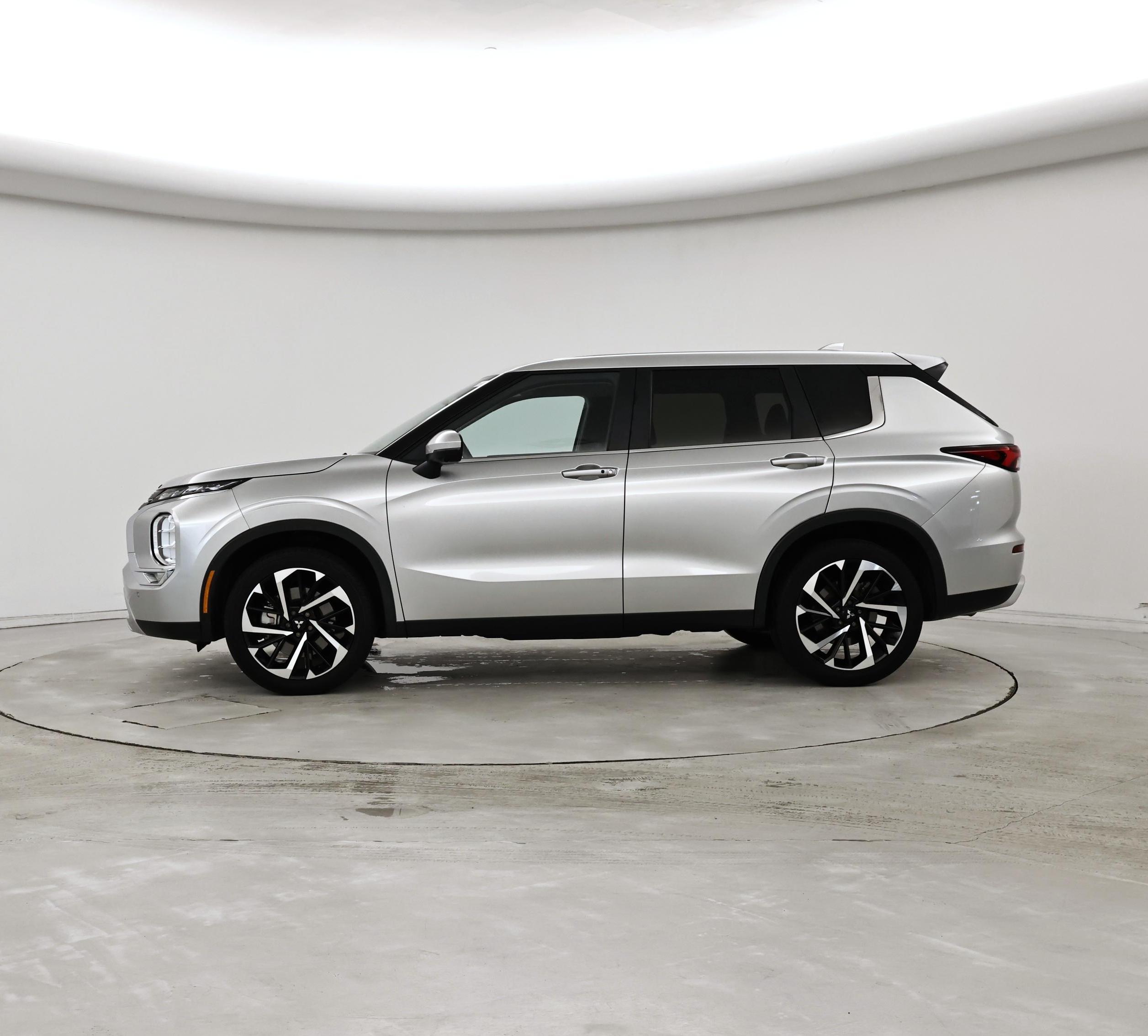 Thumbnail: 2024 Mitsubishi Outlander - 3