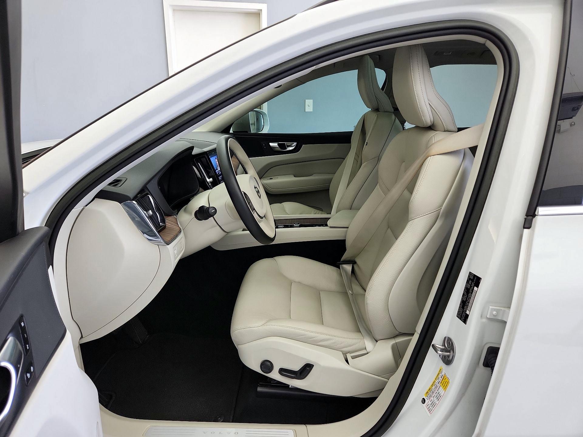 Thumbnail: 2022 Volvo XC60 - 11