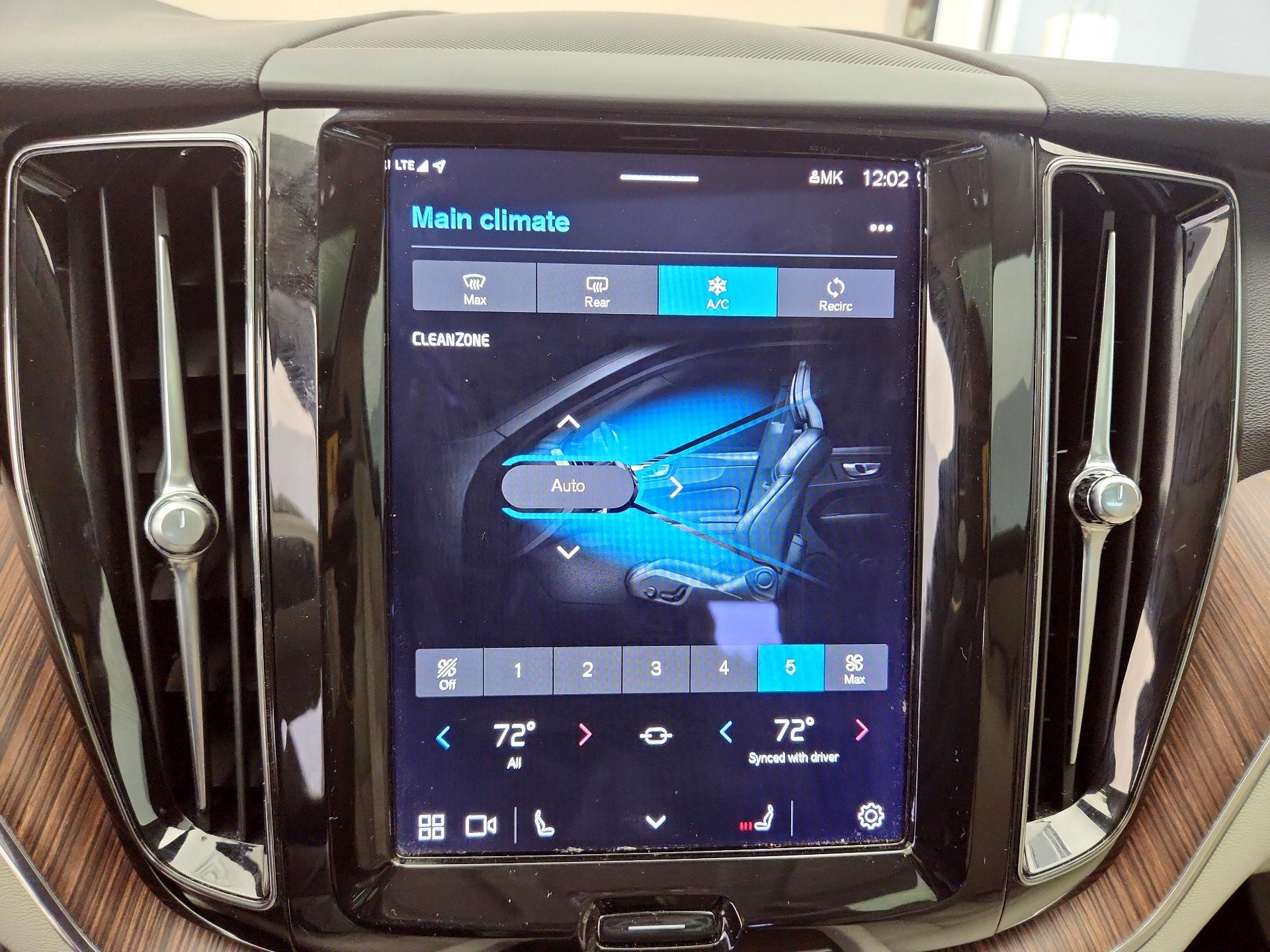 Thumbnail: 2022 Volvo XC60 - 16