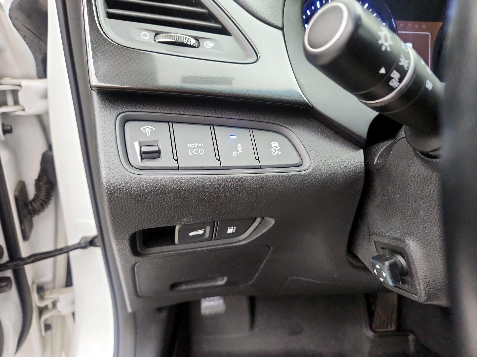 Thumbnail: 2016 Hyundai Azera - 13