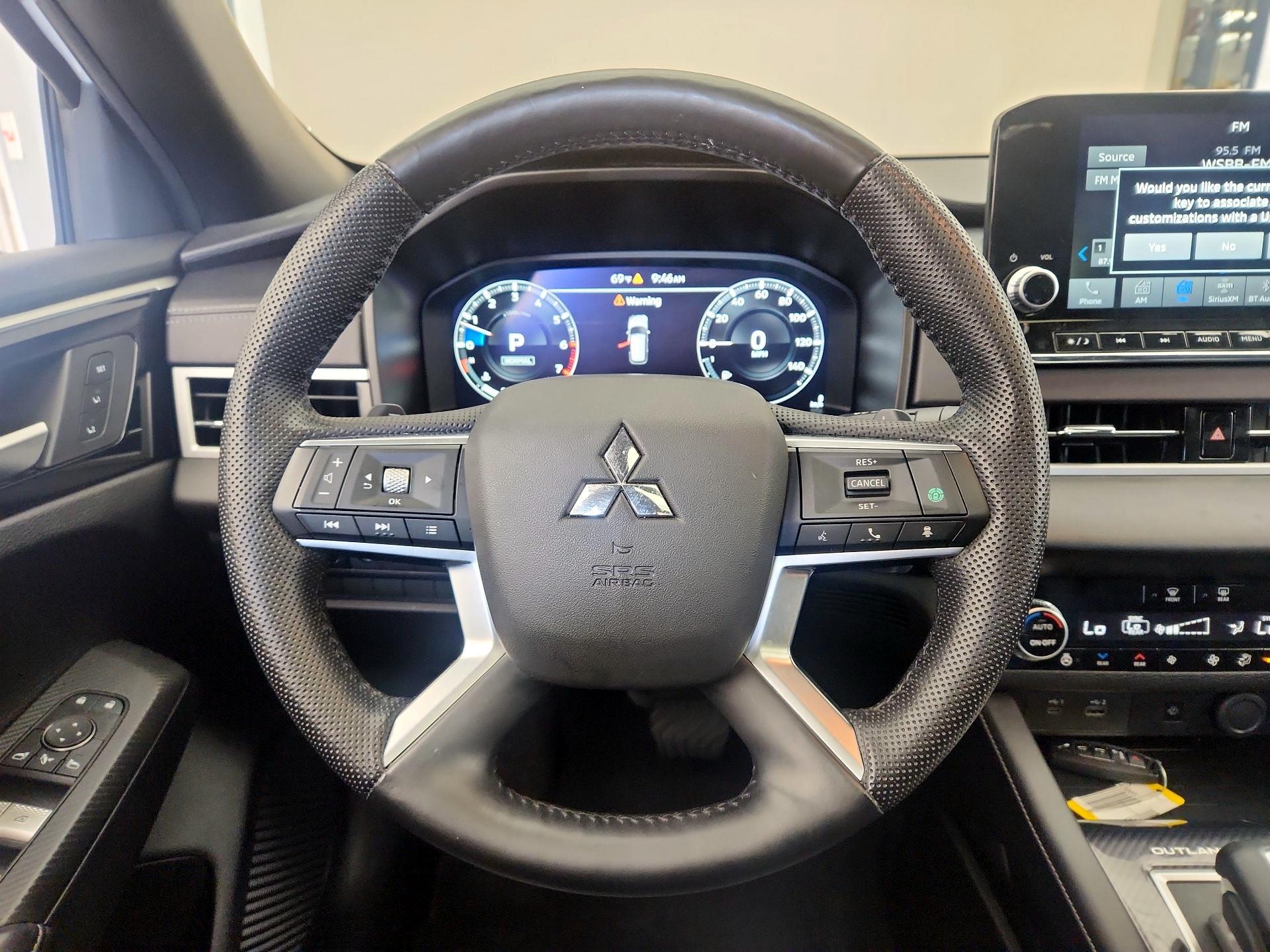 Thumbnail: 2023 Mitsubishi Outlander - 10