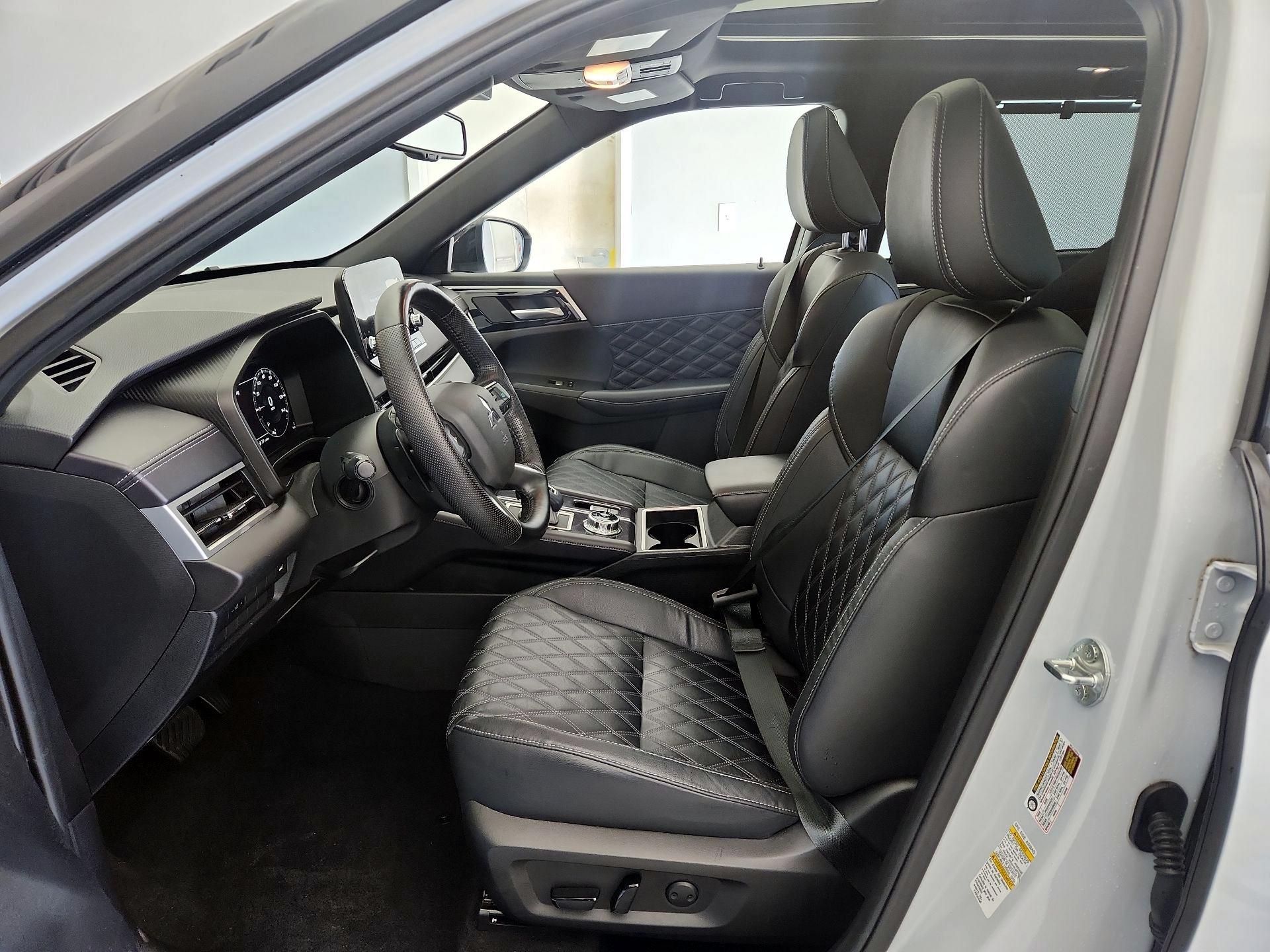 Thumbnail: 2023 Mitsubishi Outlander - 11