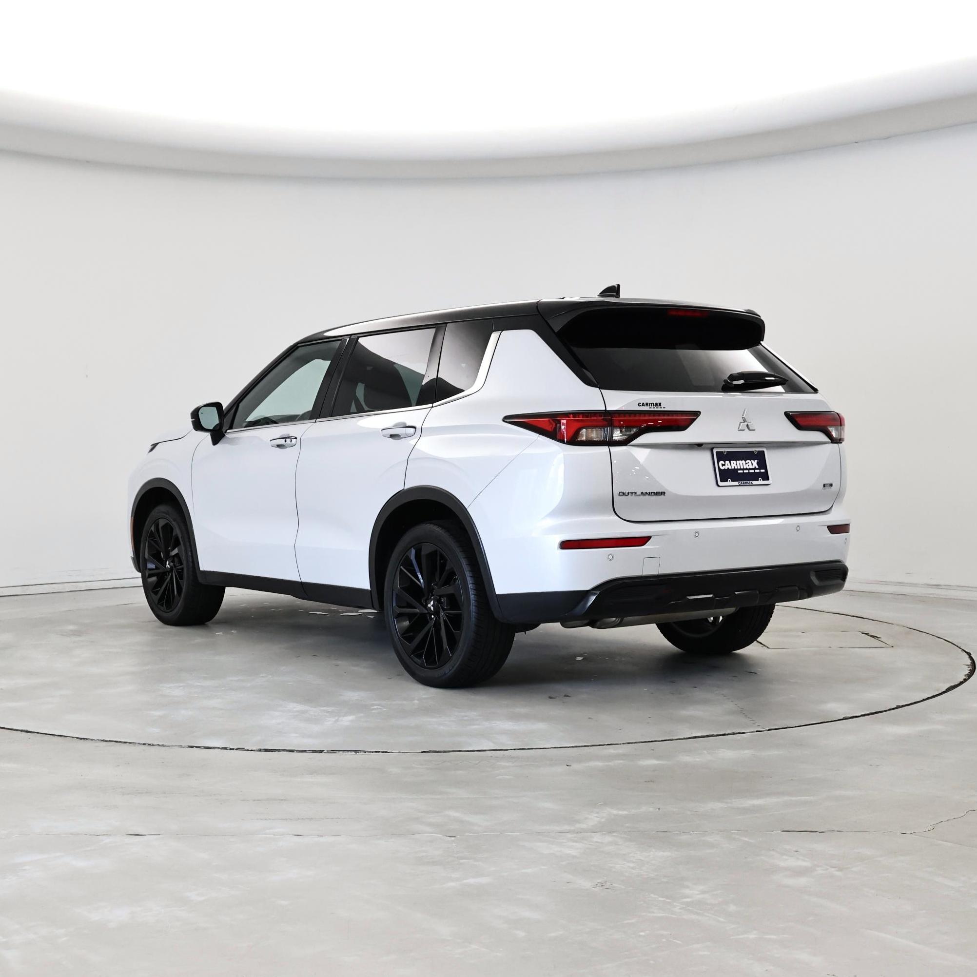 Thumbnail: 2023 Mitsubishi Outlander - 2