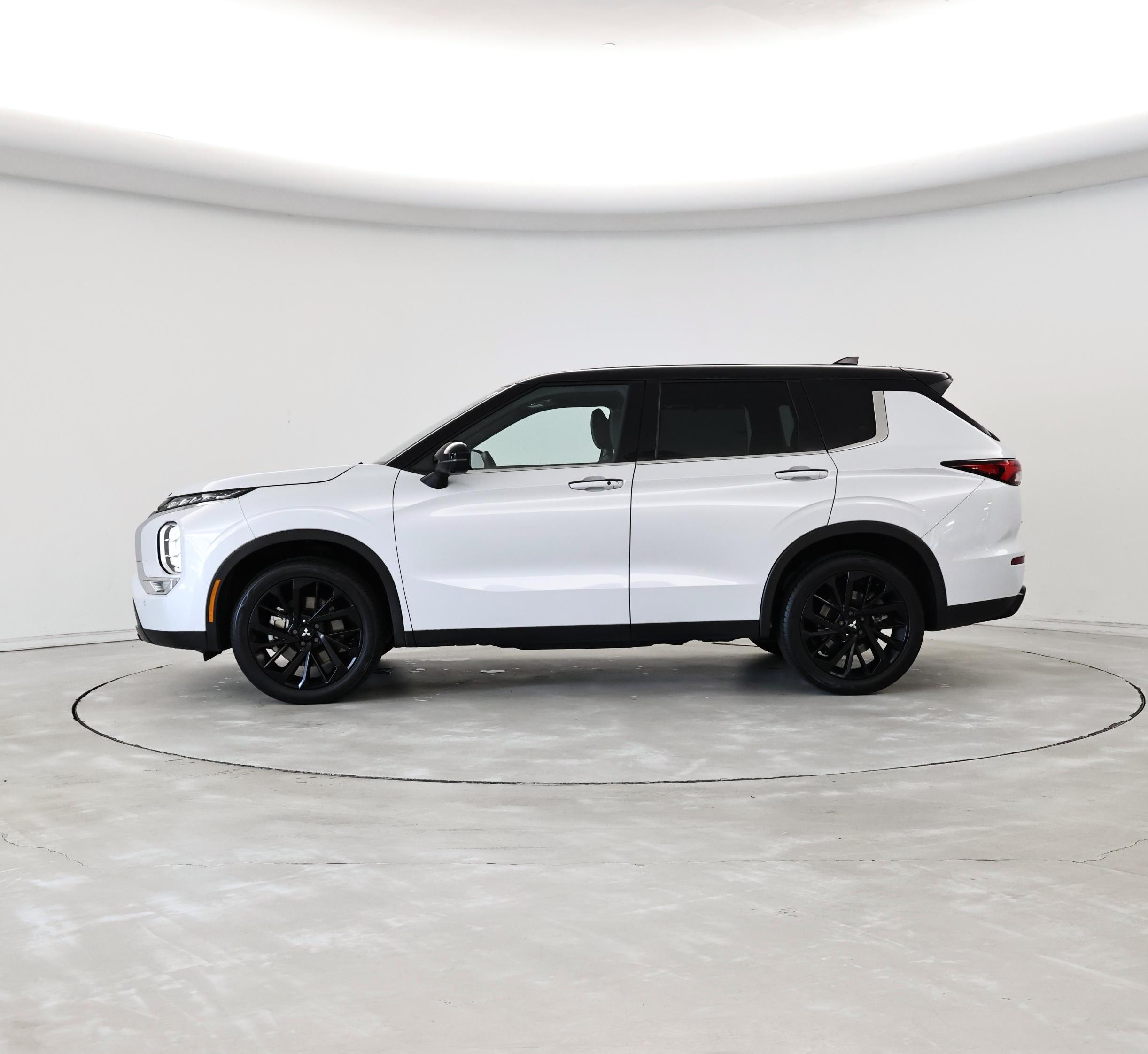 Thumbnail: 2023 Mitsubishi Outlander - 3