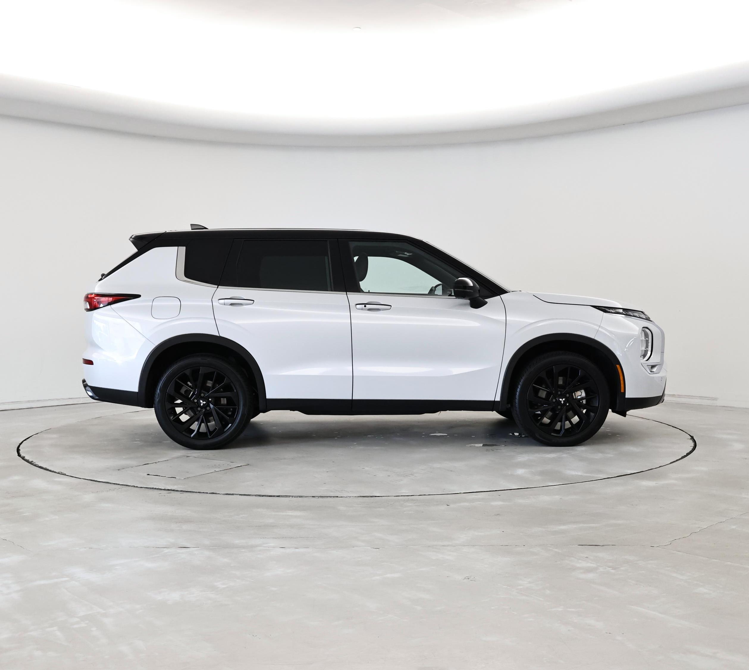 Thumbnail: 2023 Mitsubishi Outlander - 7