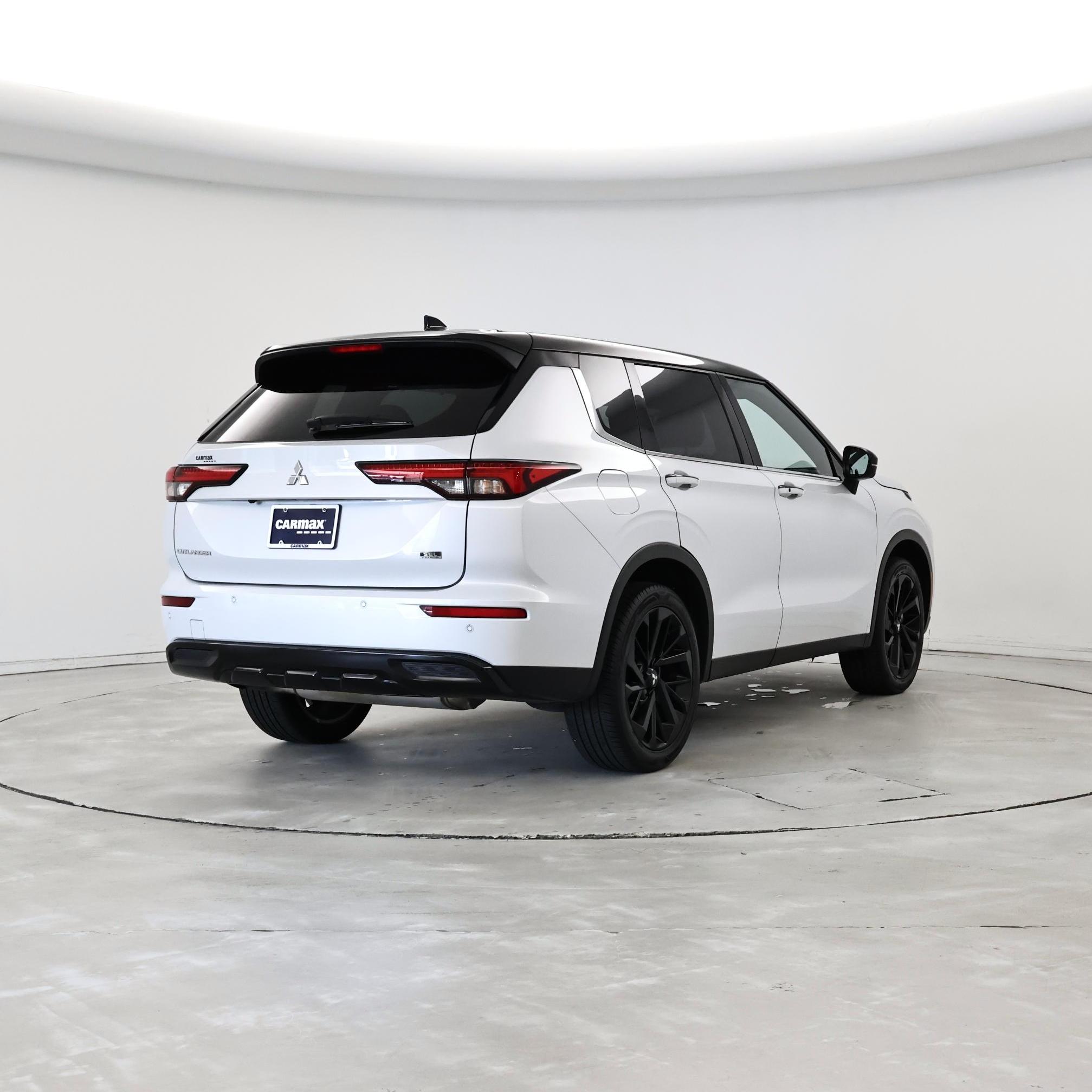 Thumbnail: 2023 Mitsubishi Outlander - 8