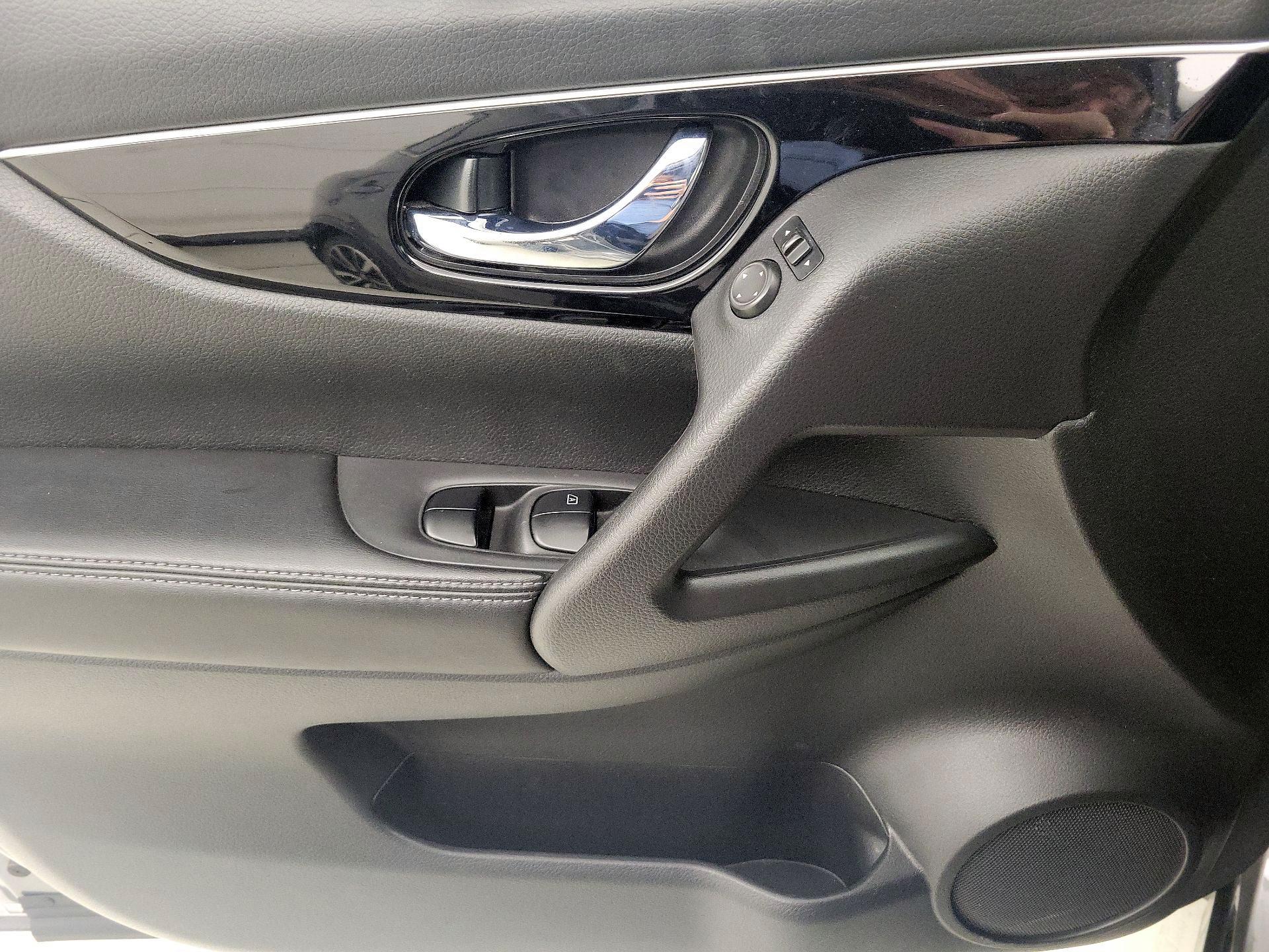 Thumbnail: 2018 Nissan Rogue Sport - 12