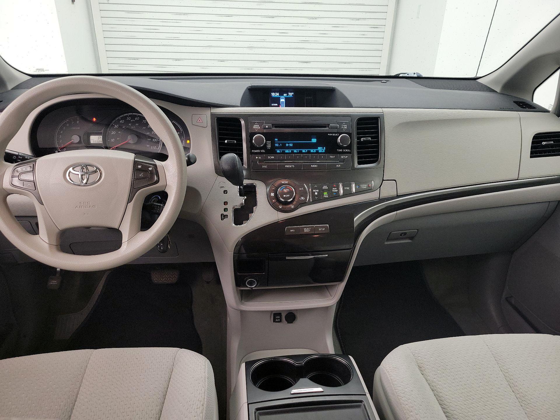 Thumbnail: 2014 Toyota Sienna - 9