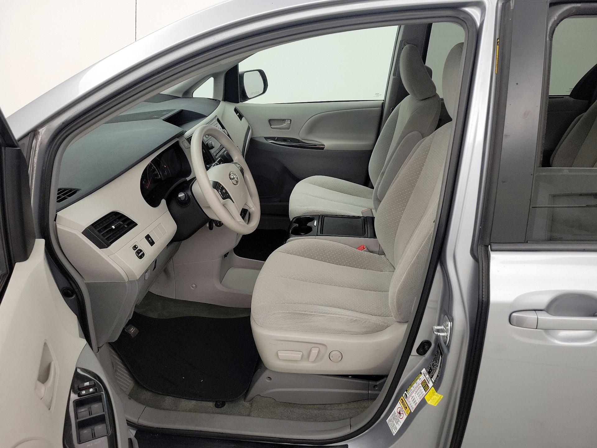 Thumbnail: 2014 Toyota Sienna - 11