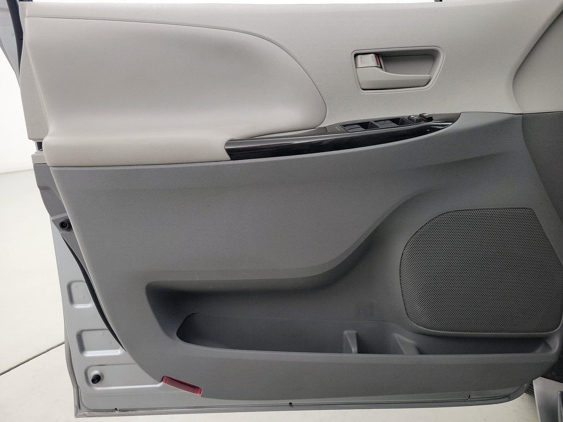 Thumbnail: 2014 Toyota Sienna - 12