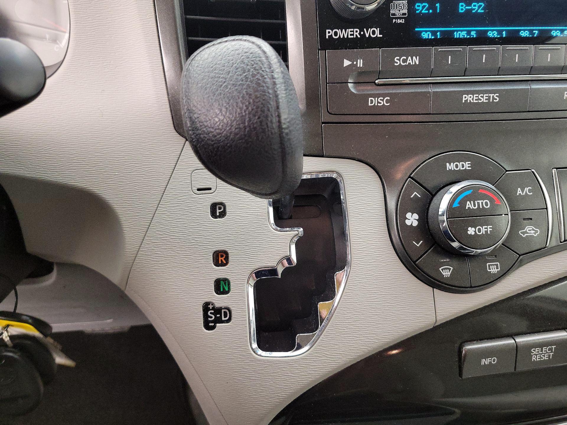 Thumbnail: 2014 Toyota Sienna - 17