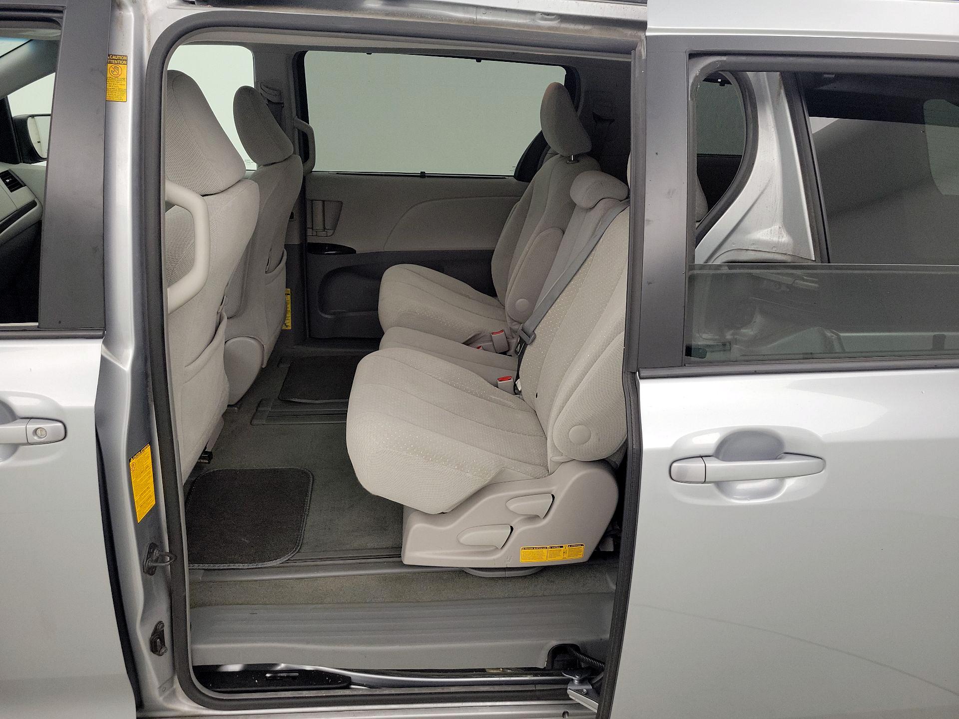 Thumbnail: 2014 Toyota Sienna - 19