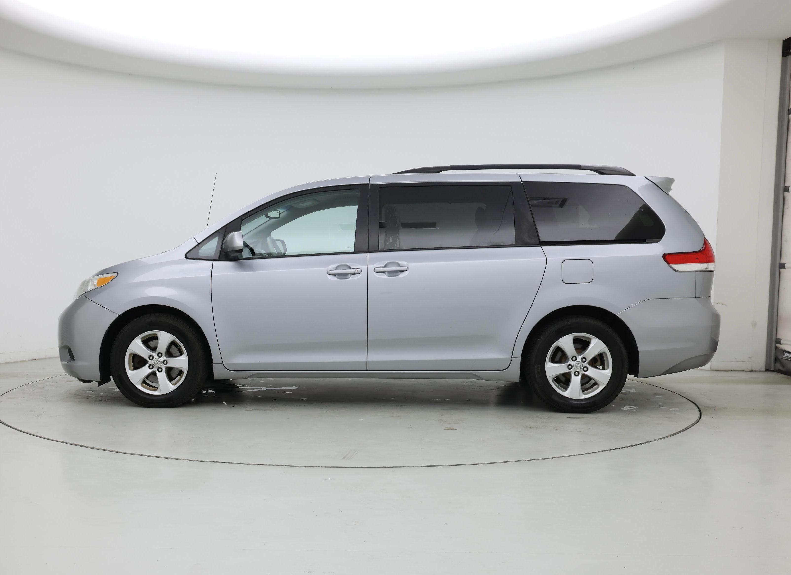 Thumbnail: 2014 Toyota Sienna - 3