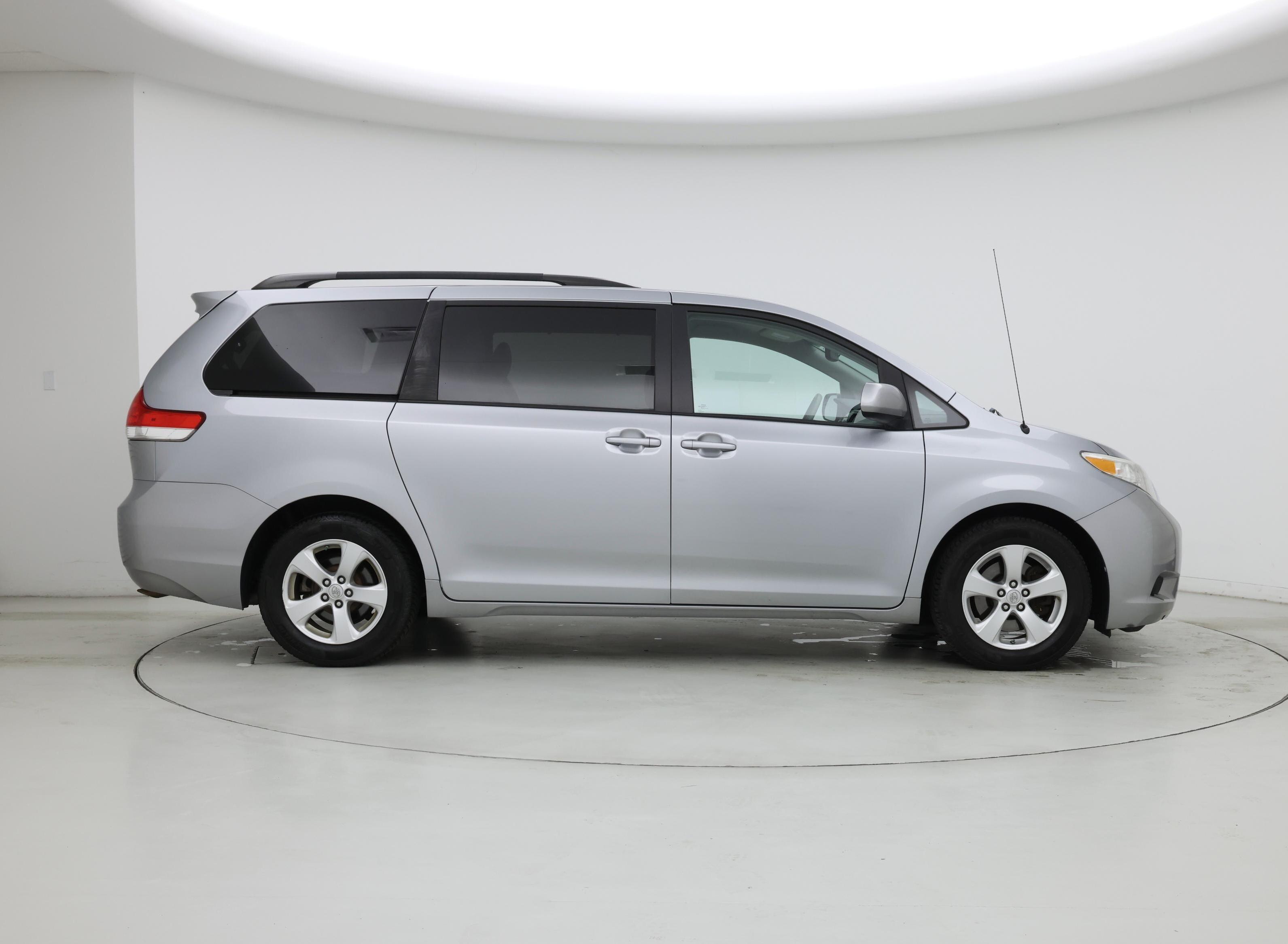 Thumbnail: 2014 Toyota Sienna - 7