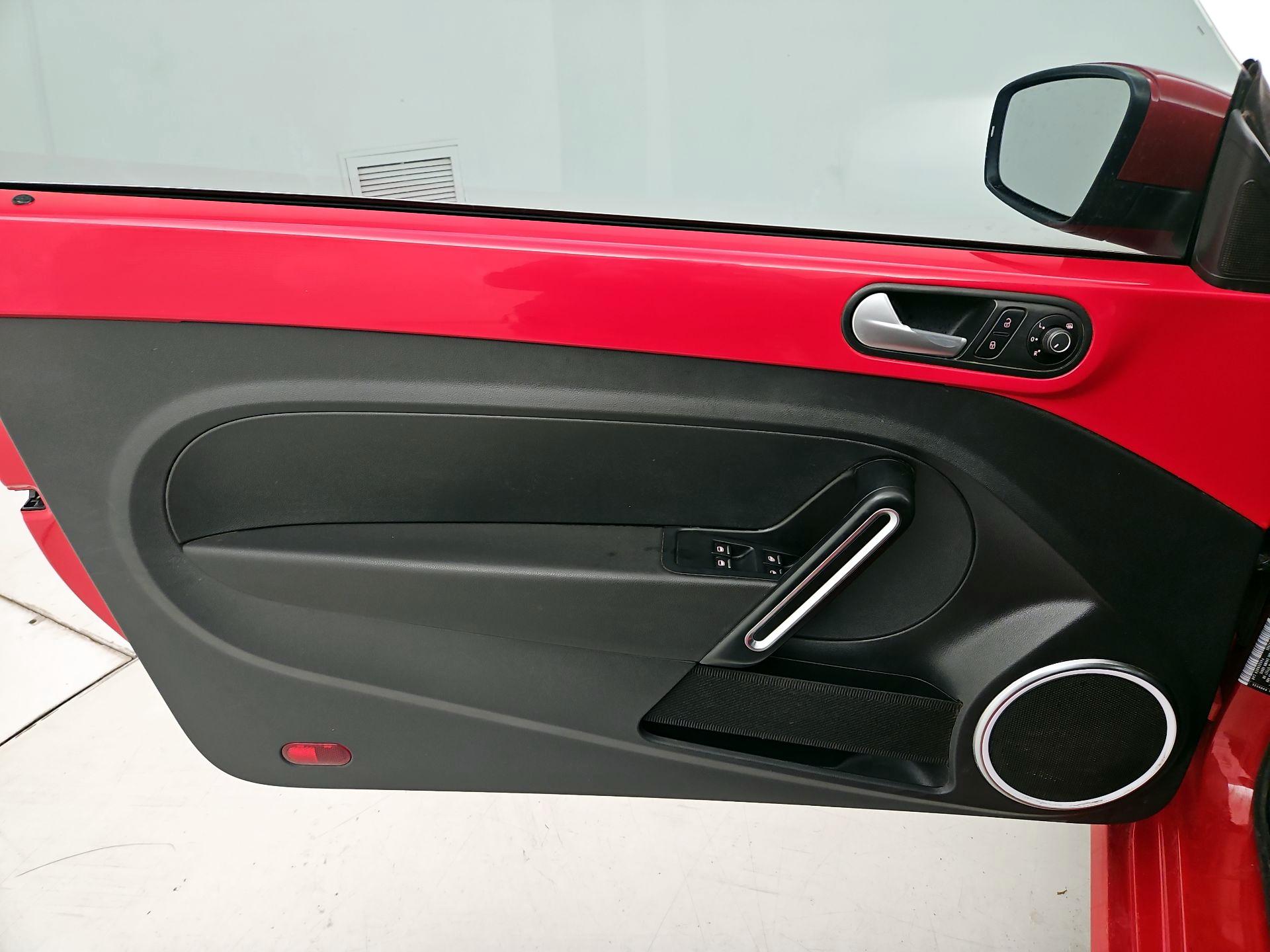 Thumbnail: 2016 Volkswagen Beetle - 12