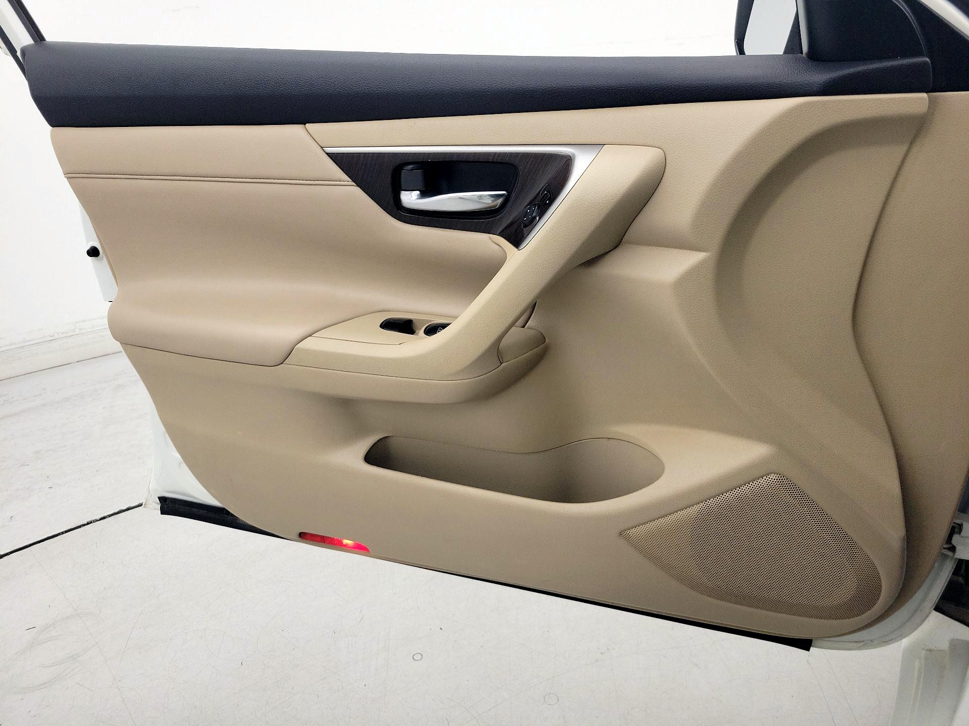 Thumbnail: 2015 Nissan Altima - 12