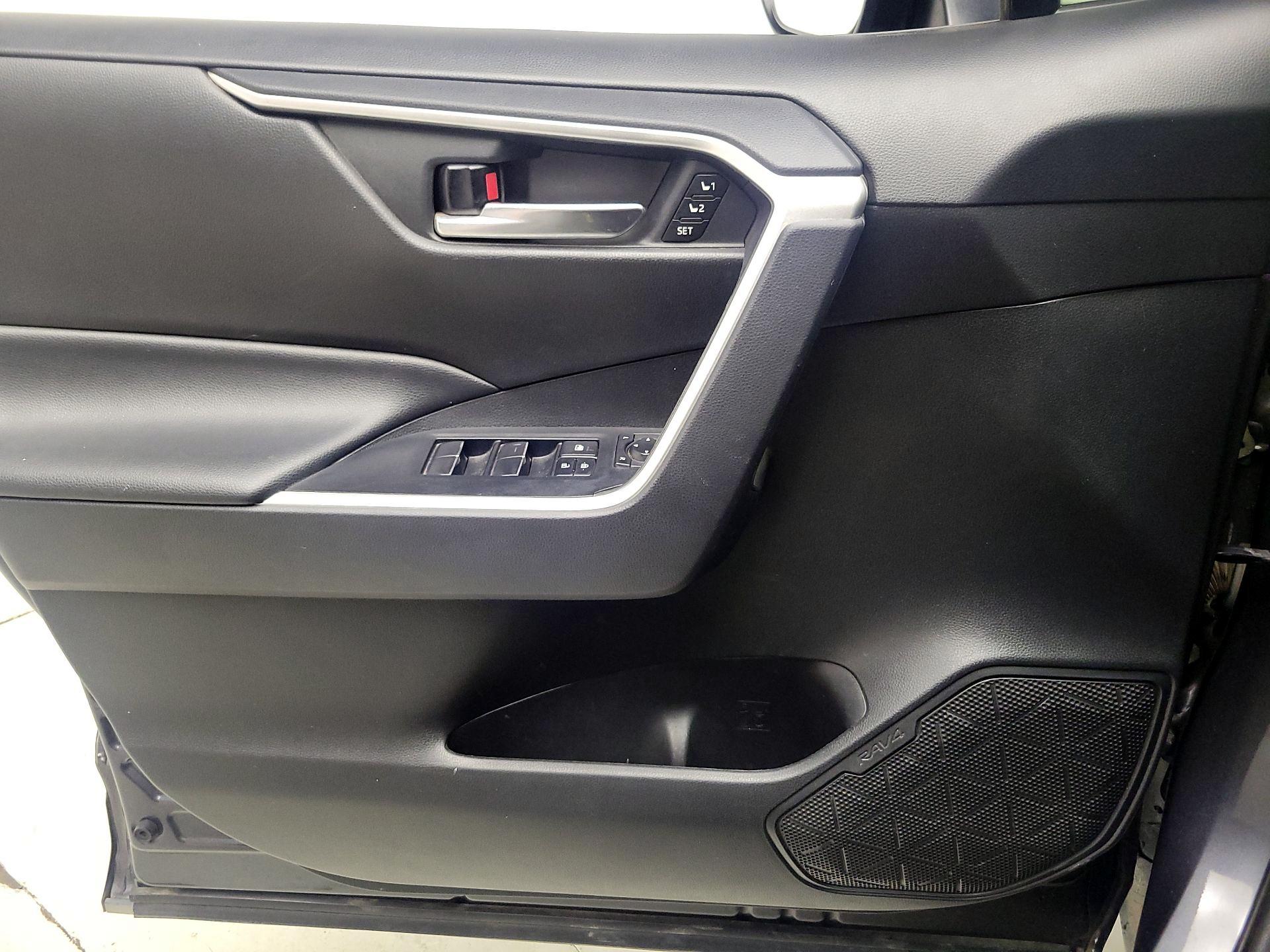 Thumbnail: 2020 Toyota RAV4 - 12