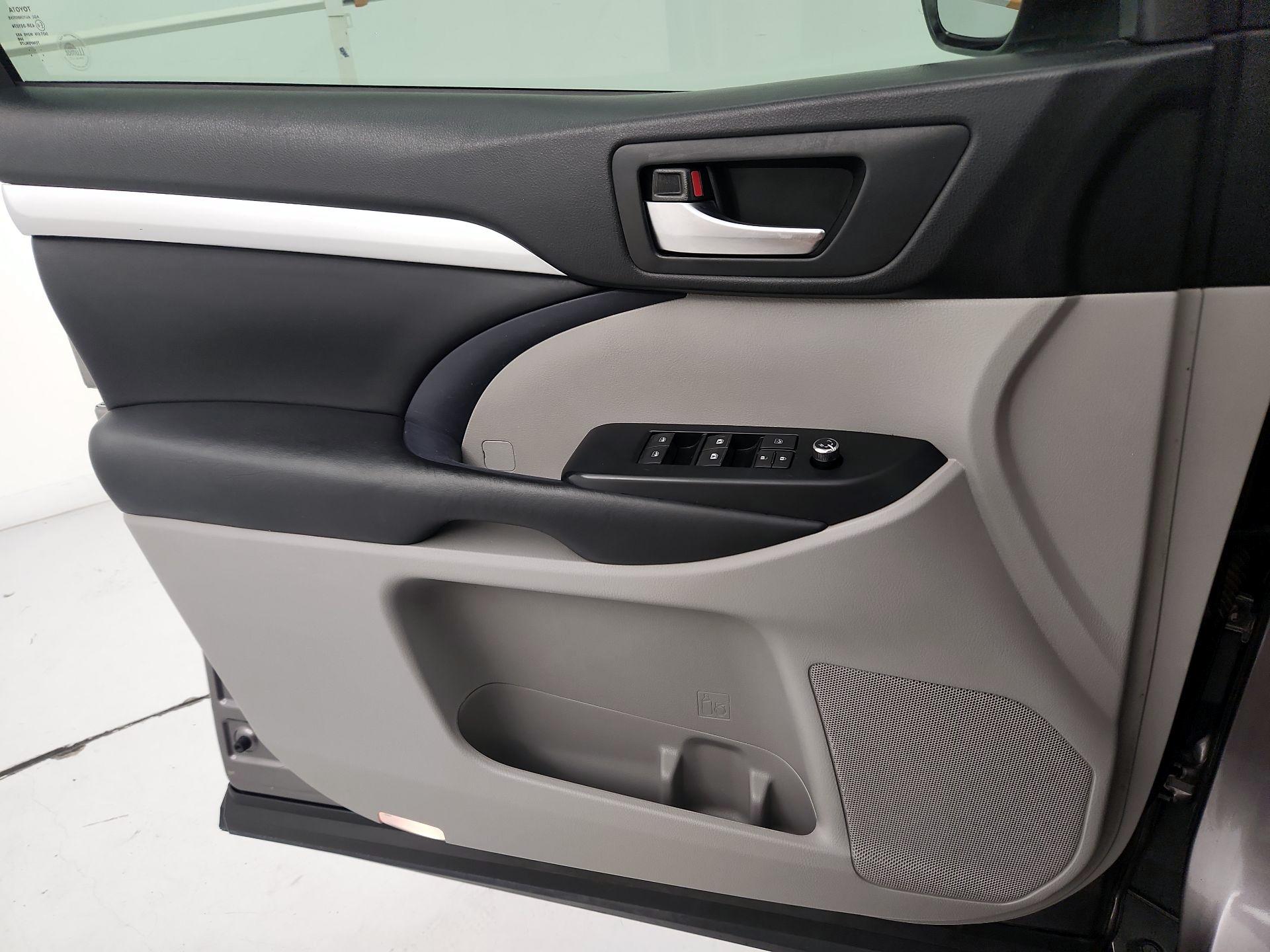 Thumbnail: 2019 Toyota Highlander - 12