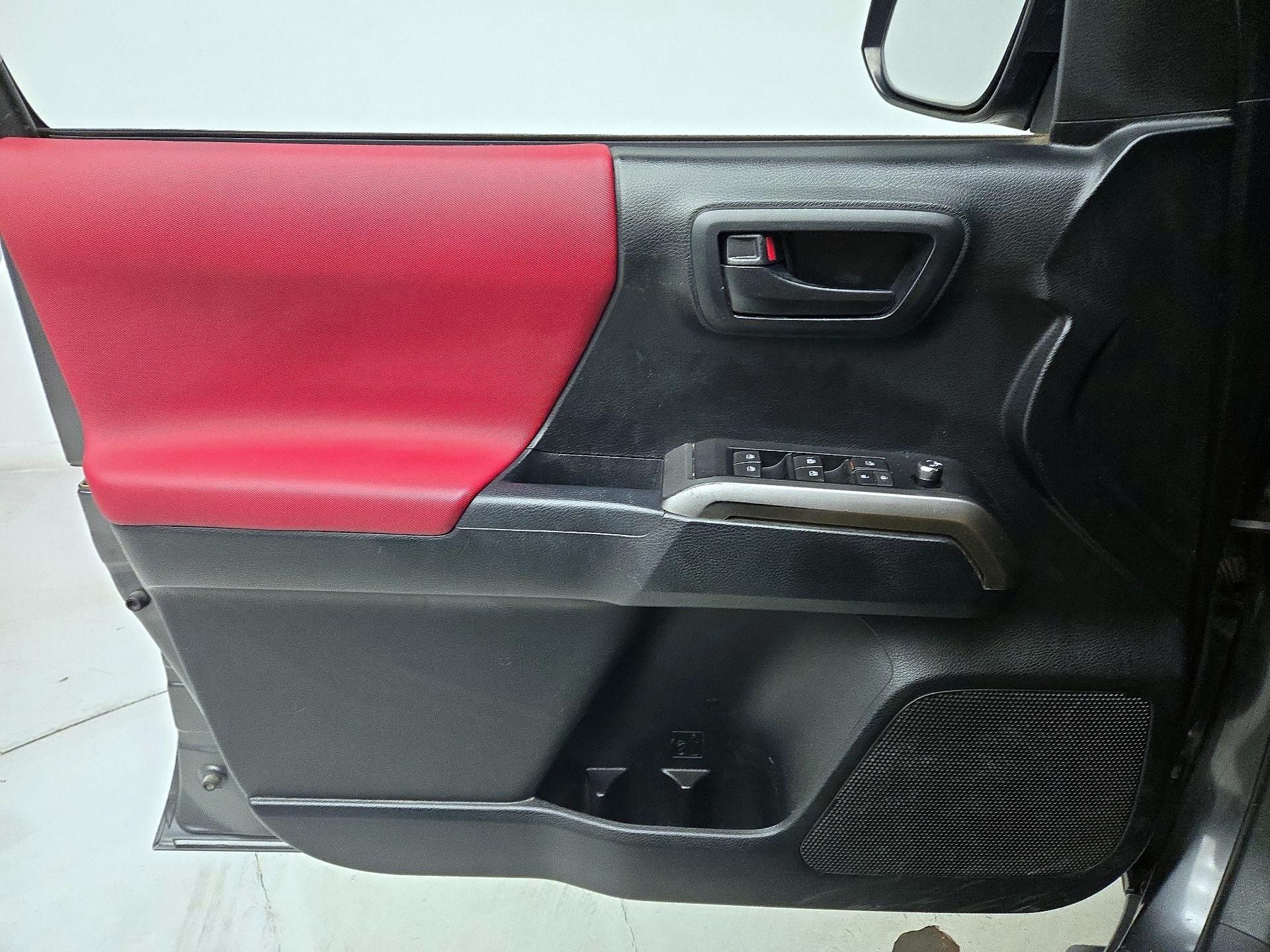 Thumbnail: 2016 Toyota Tacoma - 12