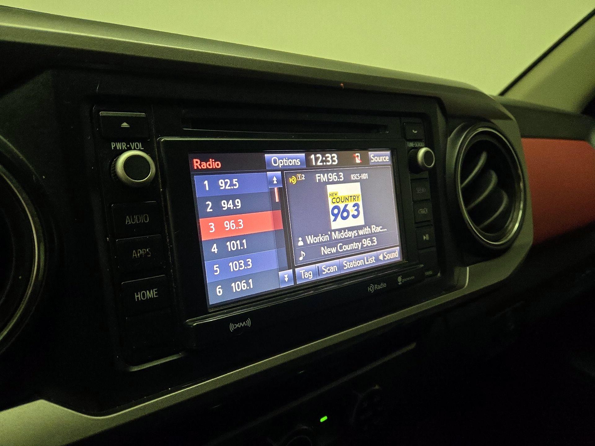 Thumbnail: 2016 Toyota Tacoma - 15