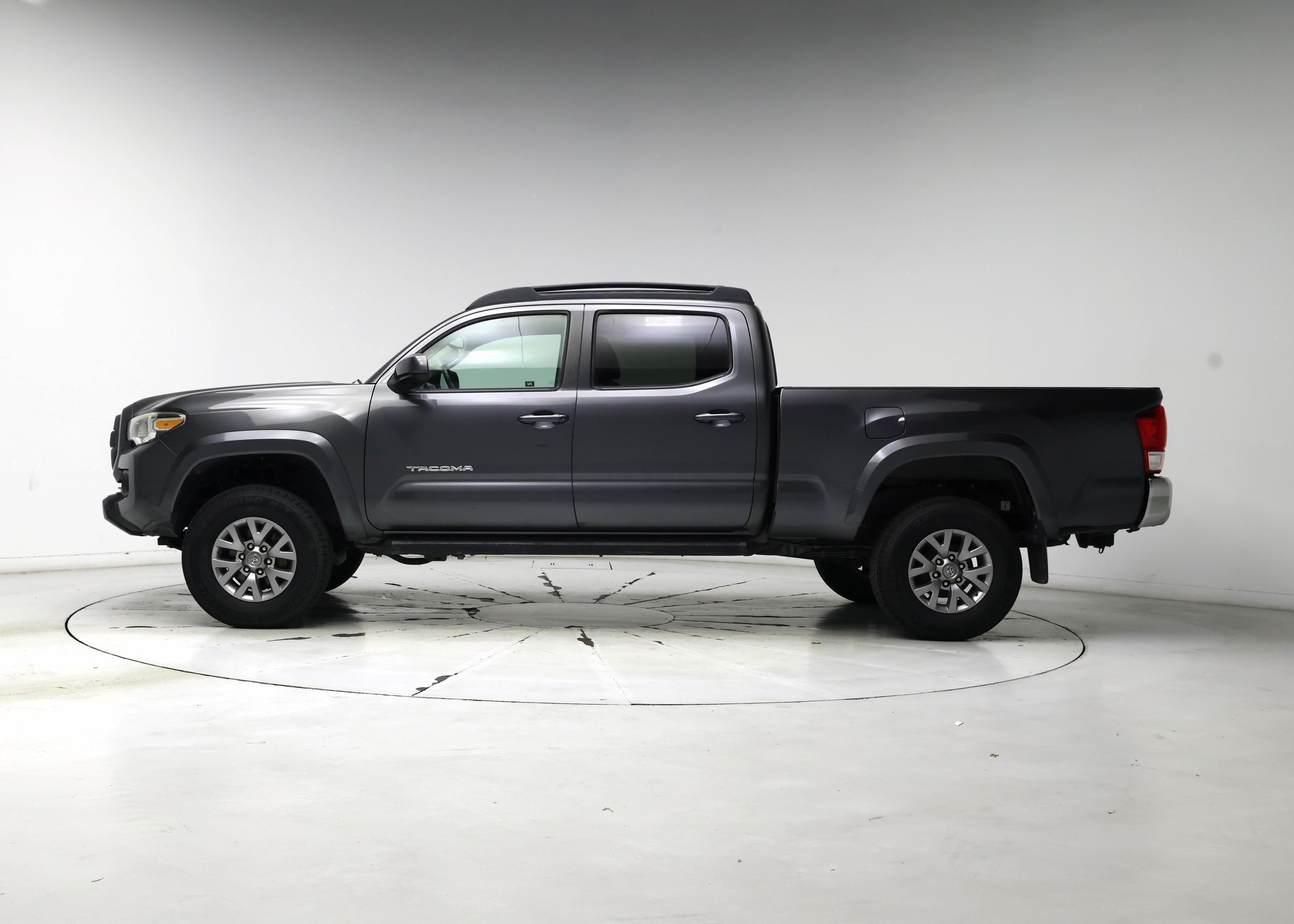 Thumbnail: 2016 Toyota Tacoma - 3