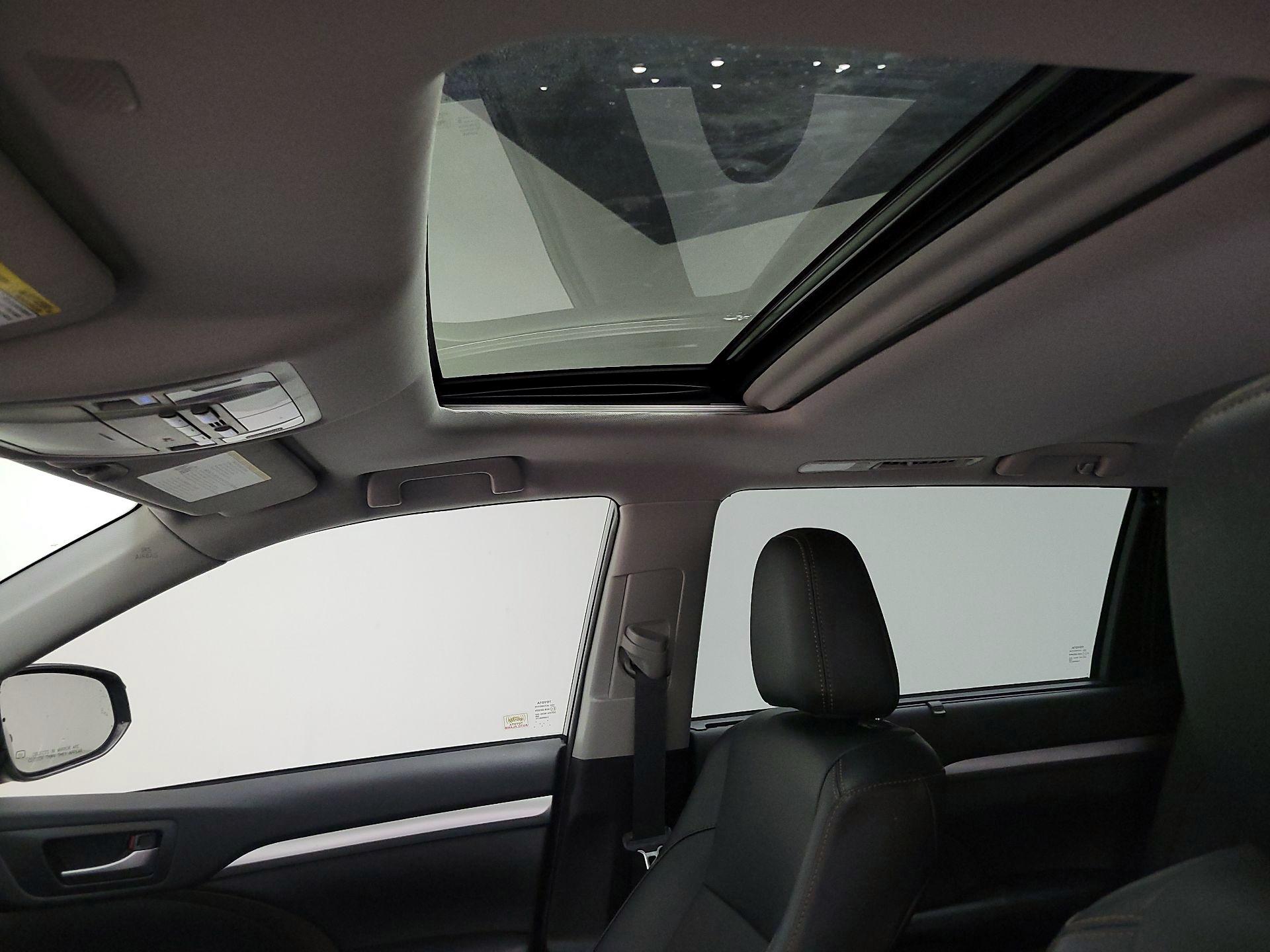 Thumbnail: 2019 Toyota Highlander - 18