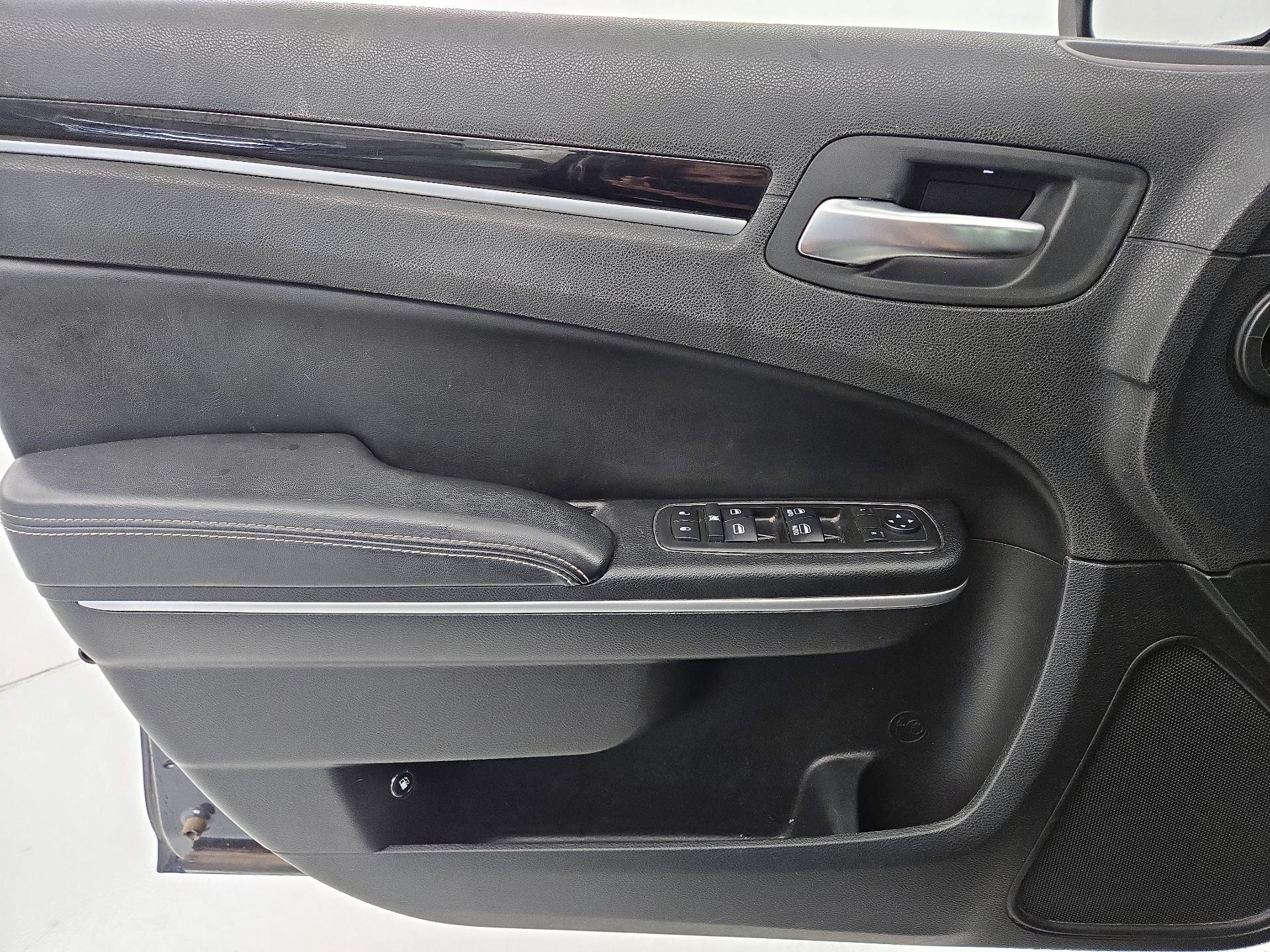 Thumbnail: 2019 Chrysler 300 - 12